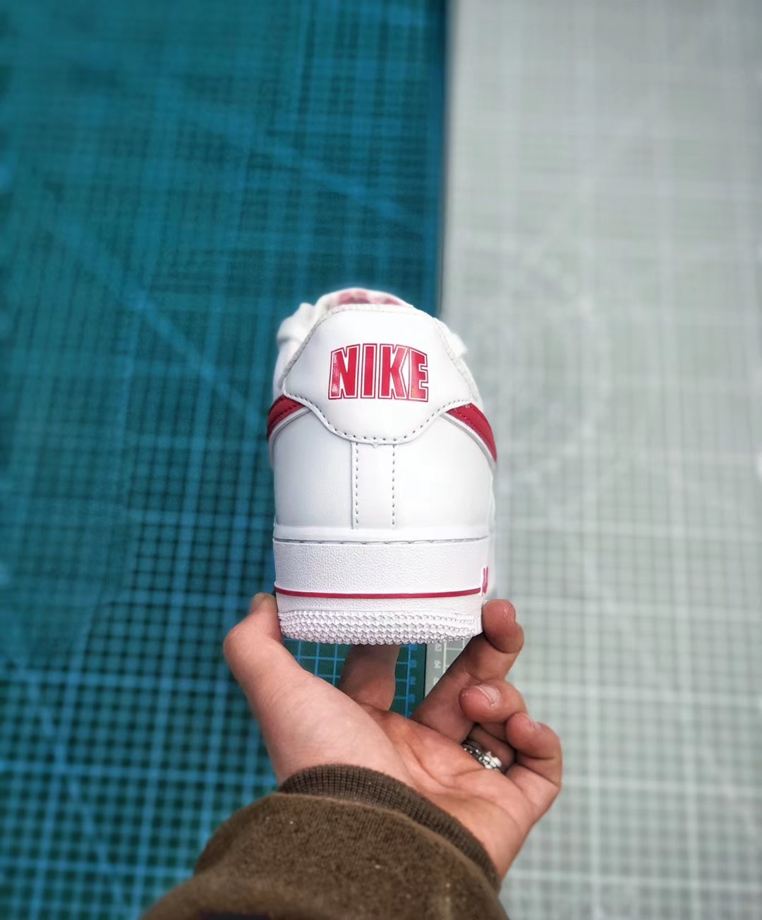 190  Nike Air Force 1 Low 低帮空军一号休闲板鞋 “白红勾印花NIKE”原盒原标全头层 货号：AO2423-102<br />尺码：36 36.5 37.5 38 38.5 39 40 40.5 41 42 42.5 43 44 44.5 45