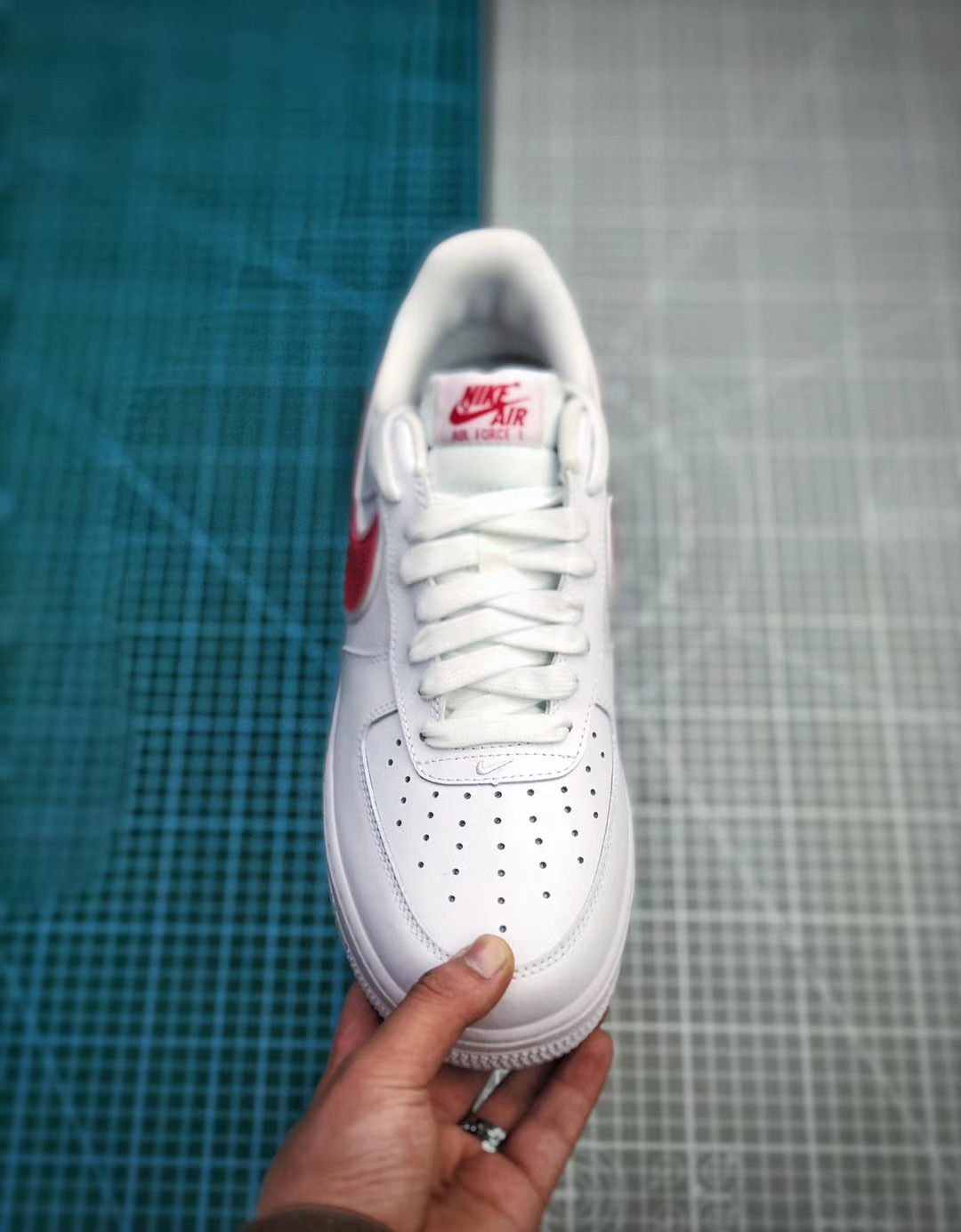 190  Nike Air Force 1 Low 低帮空军一号休闲板鞋 “白红勾印花NIKE”原盒原标全头层 货号：AO2423-102<br />尺码：36 36.5 37.5 38 38.5 39 40 40.5 41 42 42.5 43 44 44.5 45