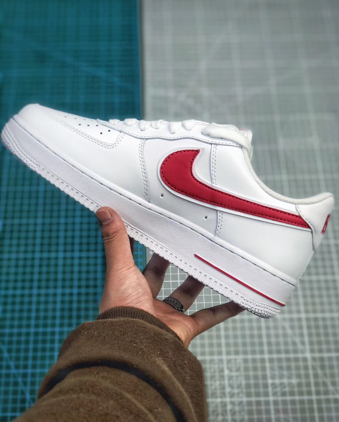 190  Nike Air Force 1 Low 低帮空军一号休闲板鞋 “白红勾印花NIKE”原盒原标全头层 货号：AO2423-102<br />尺码：36 36.5 37.5 38 38.5 39 40 40.5 41 42 42.5 43 44 44.5 45