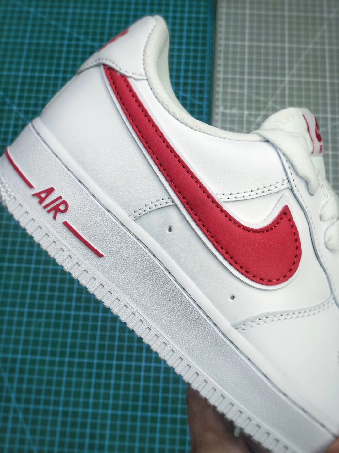 190  Nike Air Force 1 Low 低帮空军一号休闲板鞋 “白红勾印花NIKE”原盒原标全头层 货号：AO2423-102<br />尺码：36 36.5 37.5 38 38.5 39 40 40.5 41 42 42.5 43 44 44.5 45
