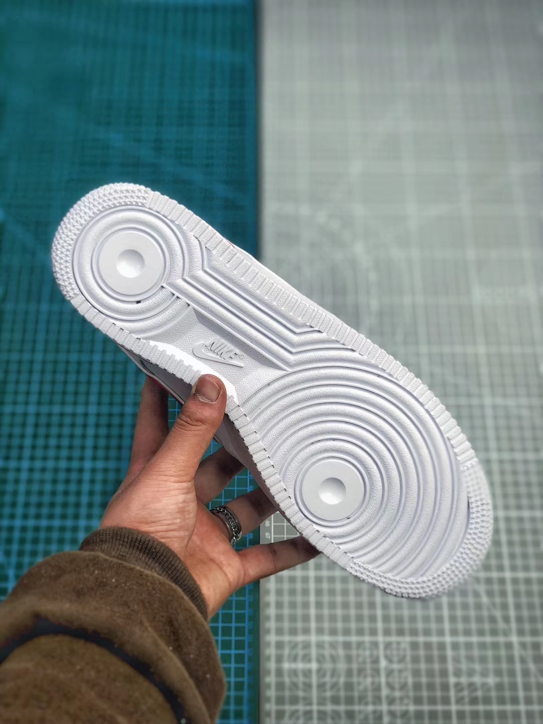 190  Nike Air Force 1 Low 低帮空军一号休闲板鞋 “白红勾印花NIKE”原盒原标全头层 货号：AO2423-102<br />尺码：36 36.5 37.5 38 38.5 39 40 40.5 41 42 42.5 43 44 44.5 45