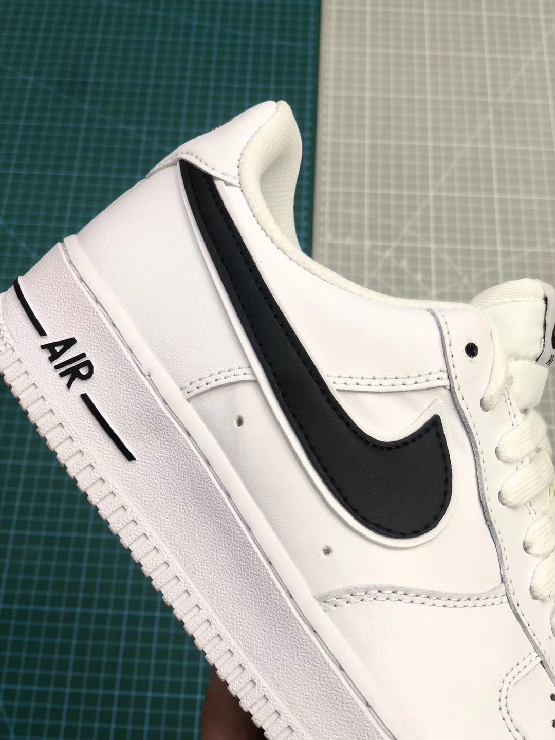 190  Nike Air Force 1 Low 低帮空军一号休闲板鞋 “白黑勾印花NIKE”原盒原标全头层 货号：AO2423-101<br />尺码：36 36.5 37.5 38 38.5 39 40 40.5 41 42 42.5 43 44 44.5 45