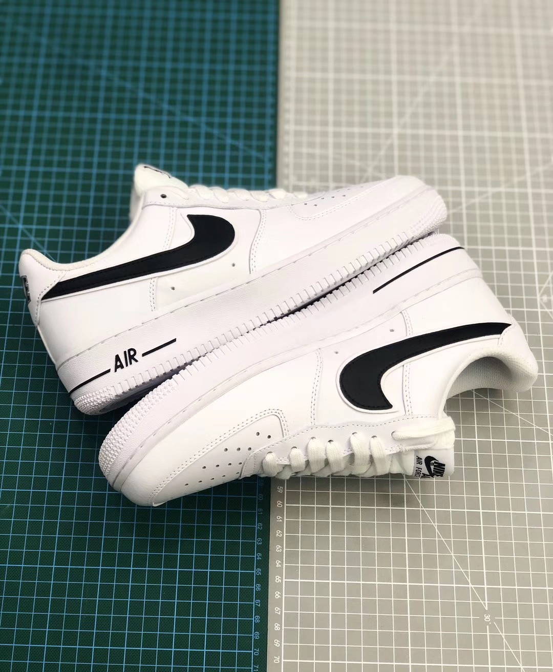 190  Nike Air Force 1 Low 低帮空军一号休闲板鞋 “白黑勾印花NIKE”原盒原标全头层 货号：AO2423-101<br />尺码：36 36.5 37.5 38 38.5 39 40 40.5 41 42 42.5 43 44 44.5 45