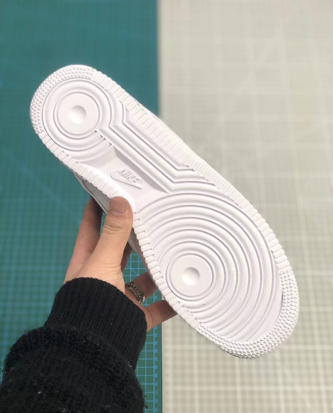 190  Nike Air Force 1 Low 低帮空军一号休闲板鞋 “白黑勾印花NIKE”原盒原标全头层 货号：AO2423-101<br />尺码：36 36.5 37.5 38 38.5 39 40 40.5 41 42 42.5 43 44 44.5 45