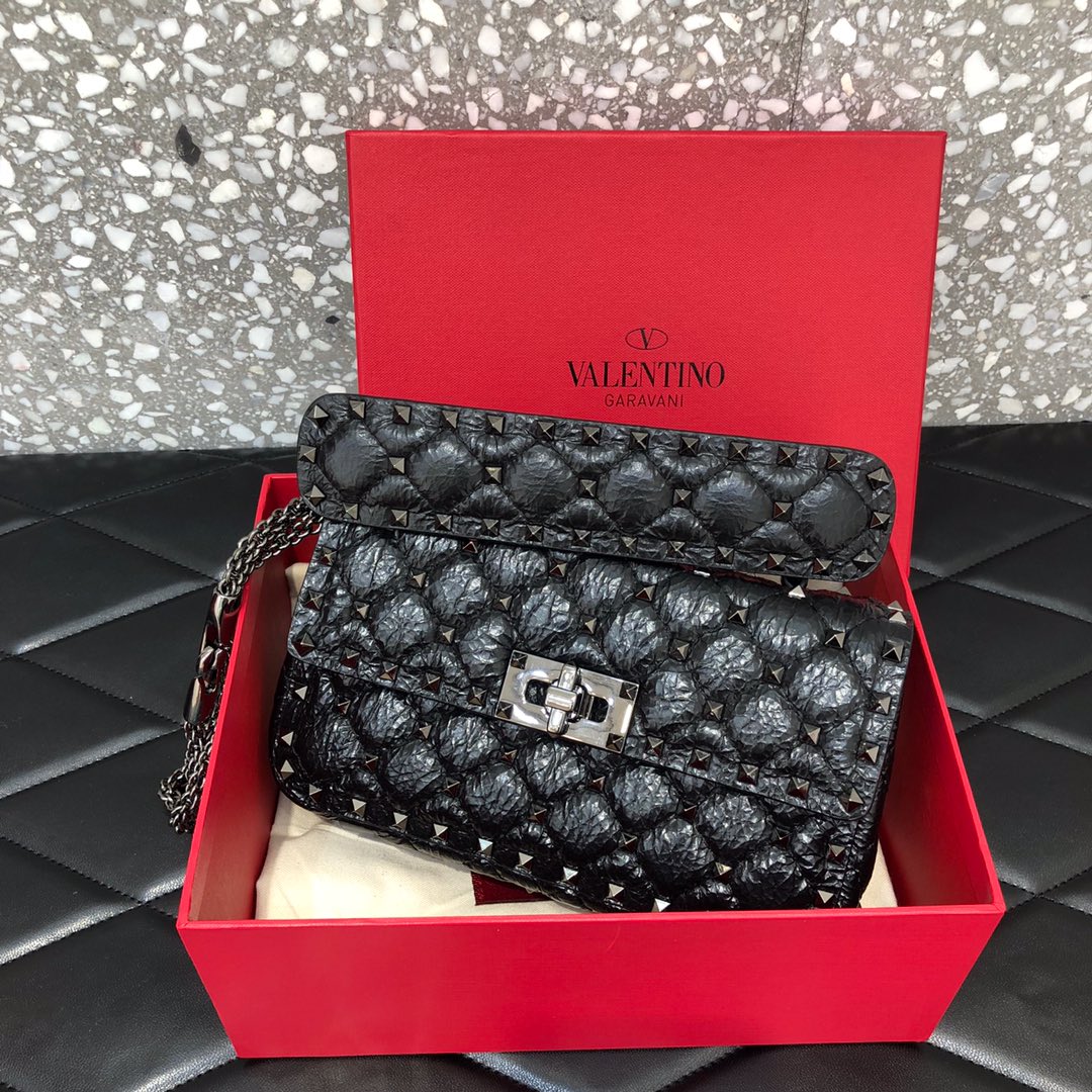 NO:182998,【Original Single】Small 0123B# is made of soft oily wax wrinkled cowhide. The bag is equipped with a removable handle, sliding buckle and removable chain shoulder strap. It can be carried on one shoulder or crossbody, and can be carried by hand. Diamond geometric embroidery pattern, 3-hour full-hand nesting high-light electroplated rivets and metal accessories, flip buckle closure, lined with red leather, and zippered pocket. Size 20cm, Valentino, valentino, cowhide19860909【原单】小号0123B#采用柔软油蜡皱纹牛皮制成, 包包配有可脱卸手柄、滑扣和可脱卸链式肩带,既可单肩或斜挎背携,又可手挽出行,菱形几何绣花图案,3小时全手工镶嵌套高光电镀铆钉和金属配件 ,翻盖转扣开合,内衬红色皮革,配有拉链口袋 尺寸20cm,华伦天奴,valentino,cowhide,Bag