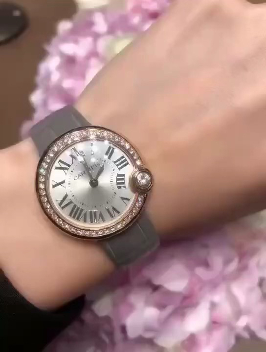 Cartier 新款卡地亚BALLON BLANC DE CARTIER 女士腕表蓝宝石水晶玻璃表盘材质镀银阳光射线纹饰磨砂表盘 剑形镀金指针 表壳材质镶嵌明亮式切割圆钻 4时位置镶嵌明亮式切割圆钻 表径30毫米厚度8