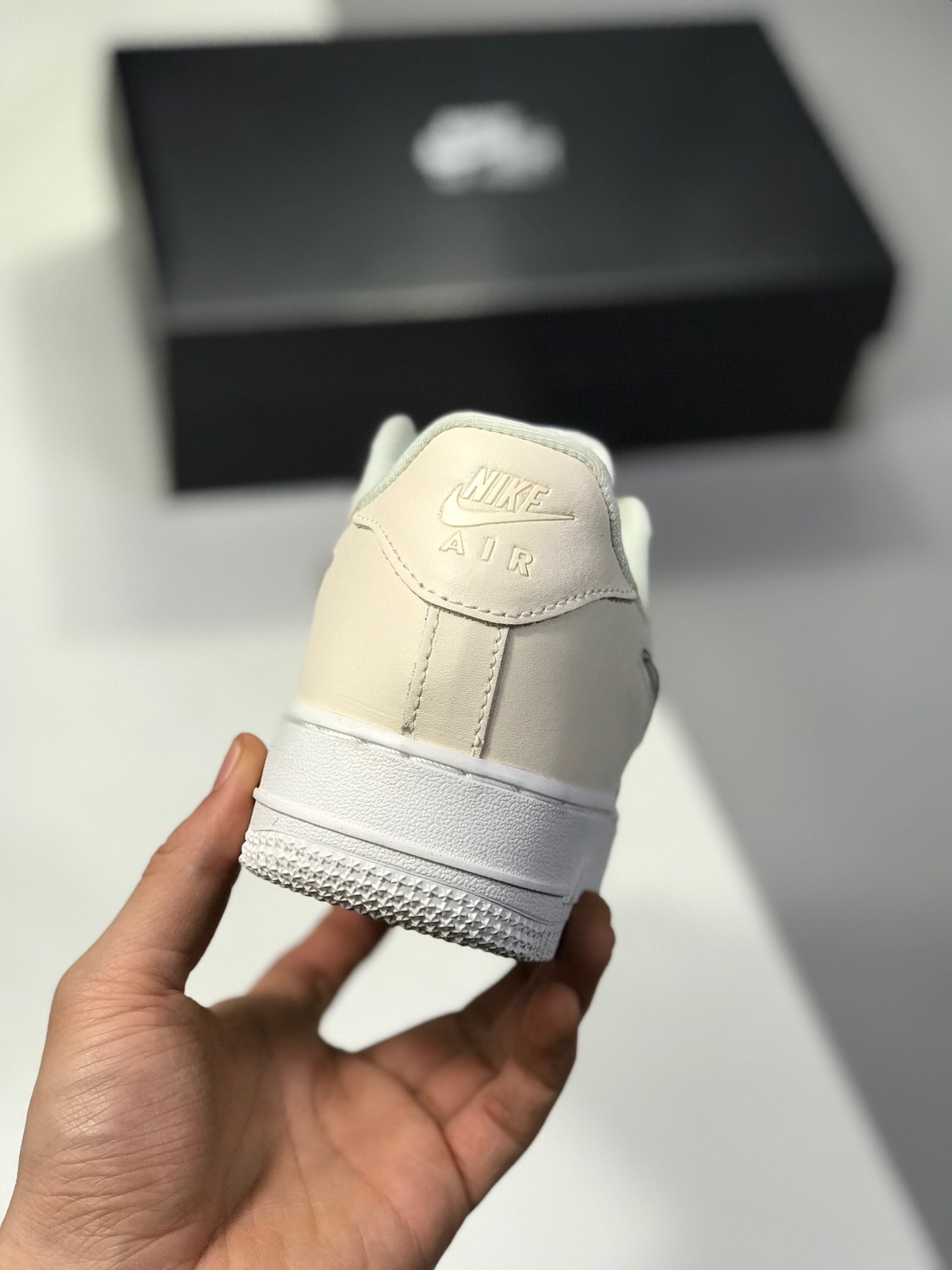 150。 原价：180新版本纯原勾。头层空军果冻NIKE AIR FORCE 1 AF1 空军一号果冻米白女子低帮板鞋 AH6827-100