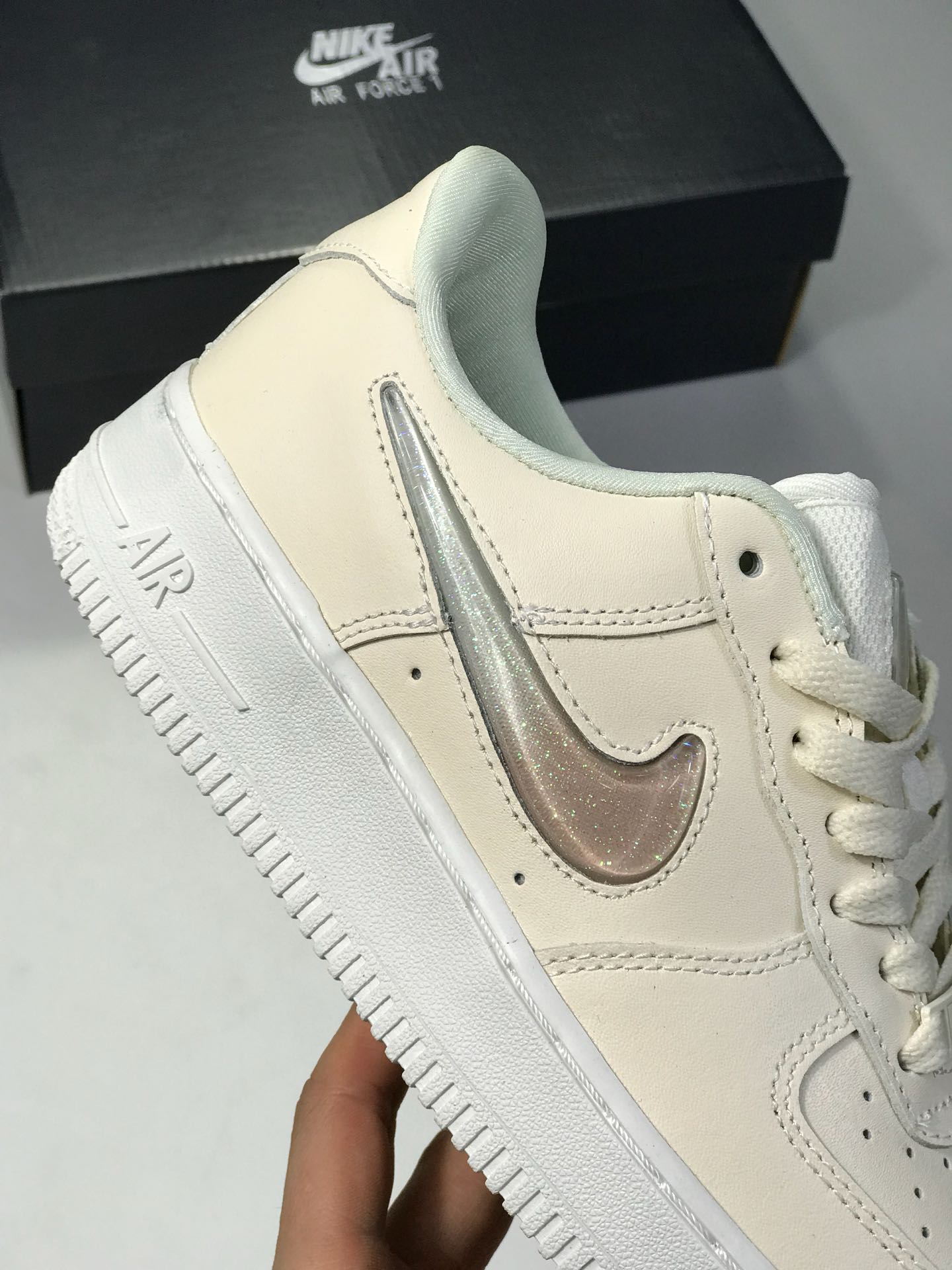 150。 原价：180新版本纯原勾。头层空军果冻NIKE AIR FORCE 1 AF1 空军一号果冻米白女子低帮板鞋 AH6827-100