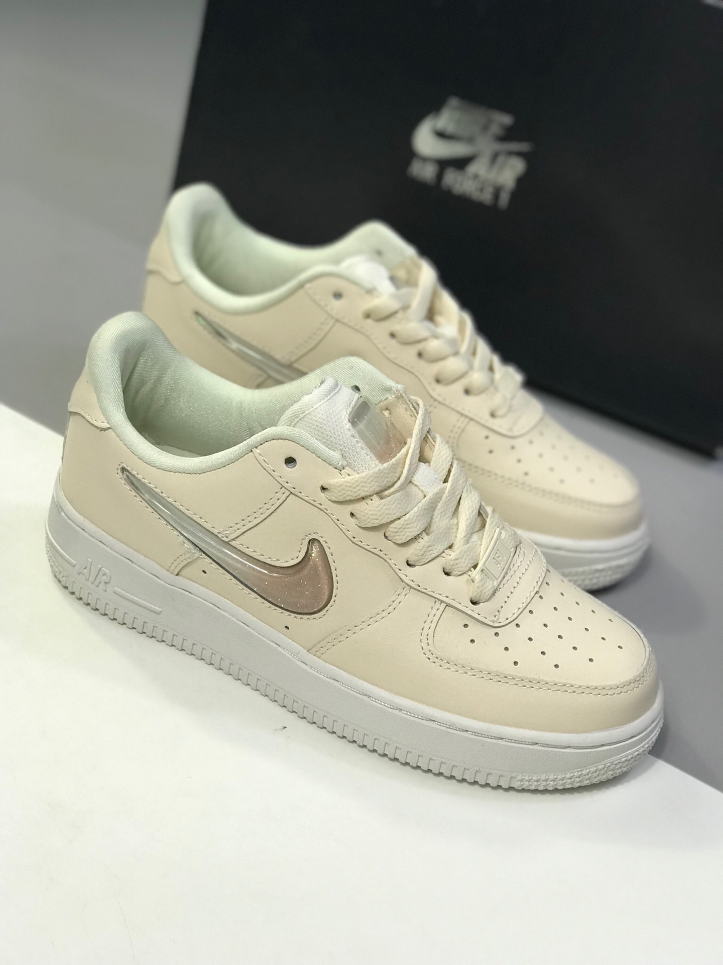 150。 原价：180新版本纯原勾。头层空军果冻NIKE AIR FORCE 1 AF1 空军一号果冻米白女子低帮板鞋 AH6827-100