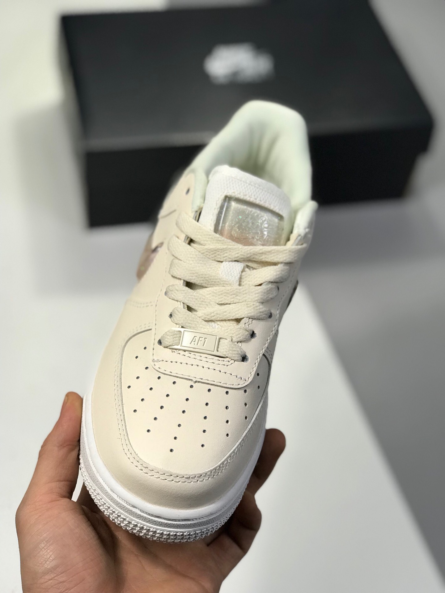 150。 原价：180新版本纯原勾。头层空军果冻NIKE AIR FORCE 1 AF1 空军一号果冻米白女子低帮板鞋 AH6827-100