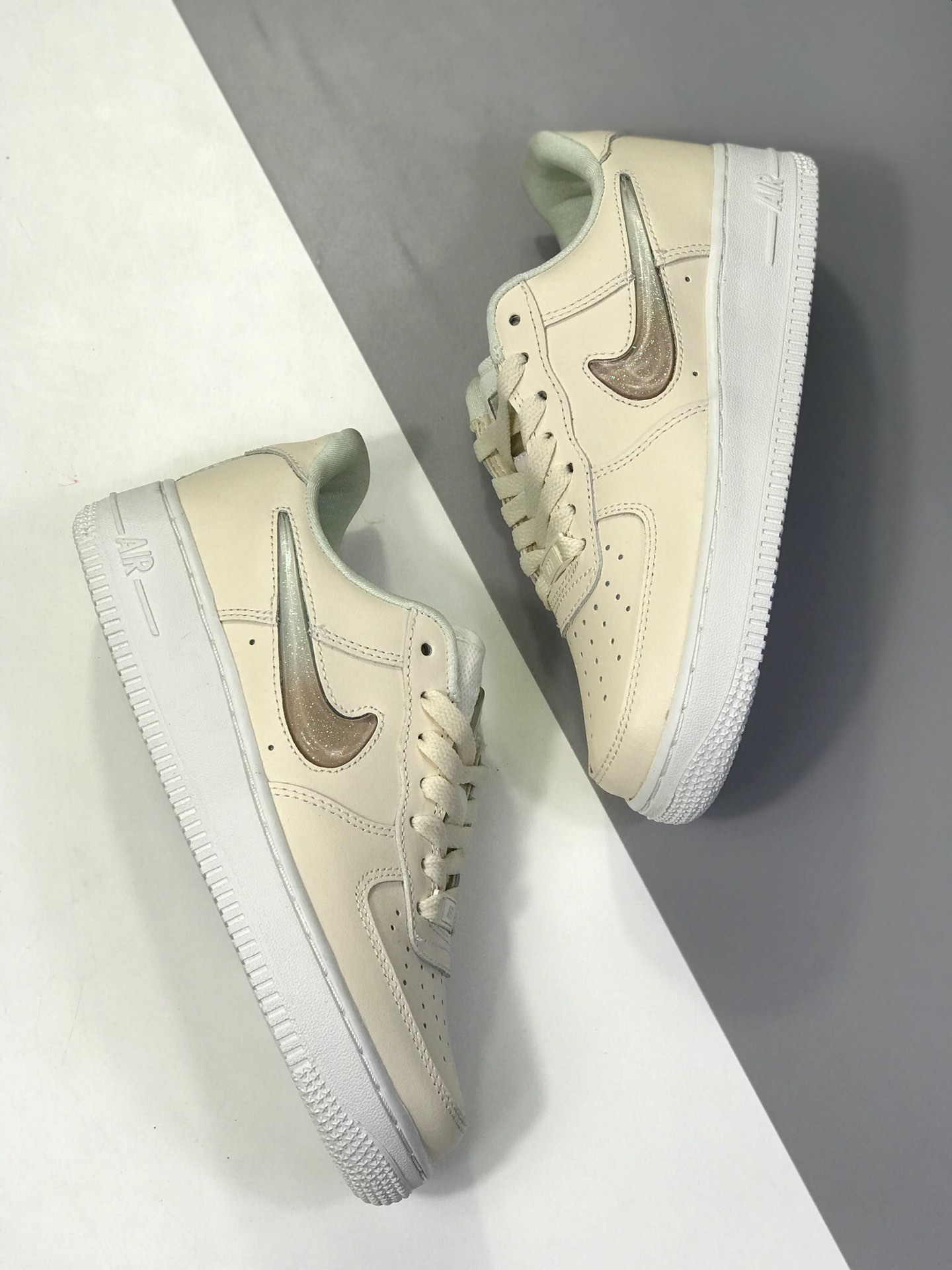 150。 原价：180新版本纯原勾。头层空军果冻NIKE AIR FORCE 1 AF1 空军一号果冻米白女子低帮板鞋 AH6827-100