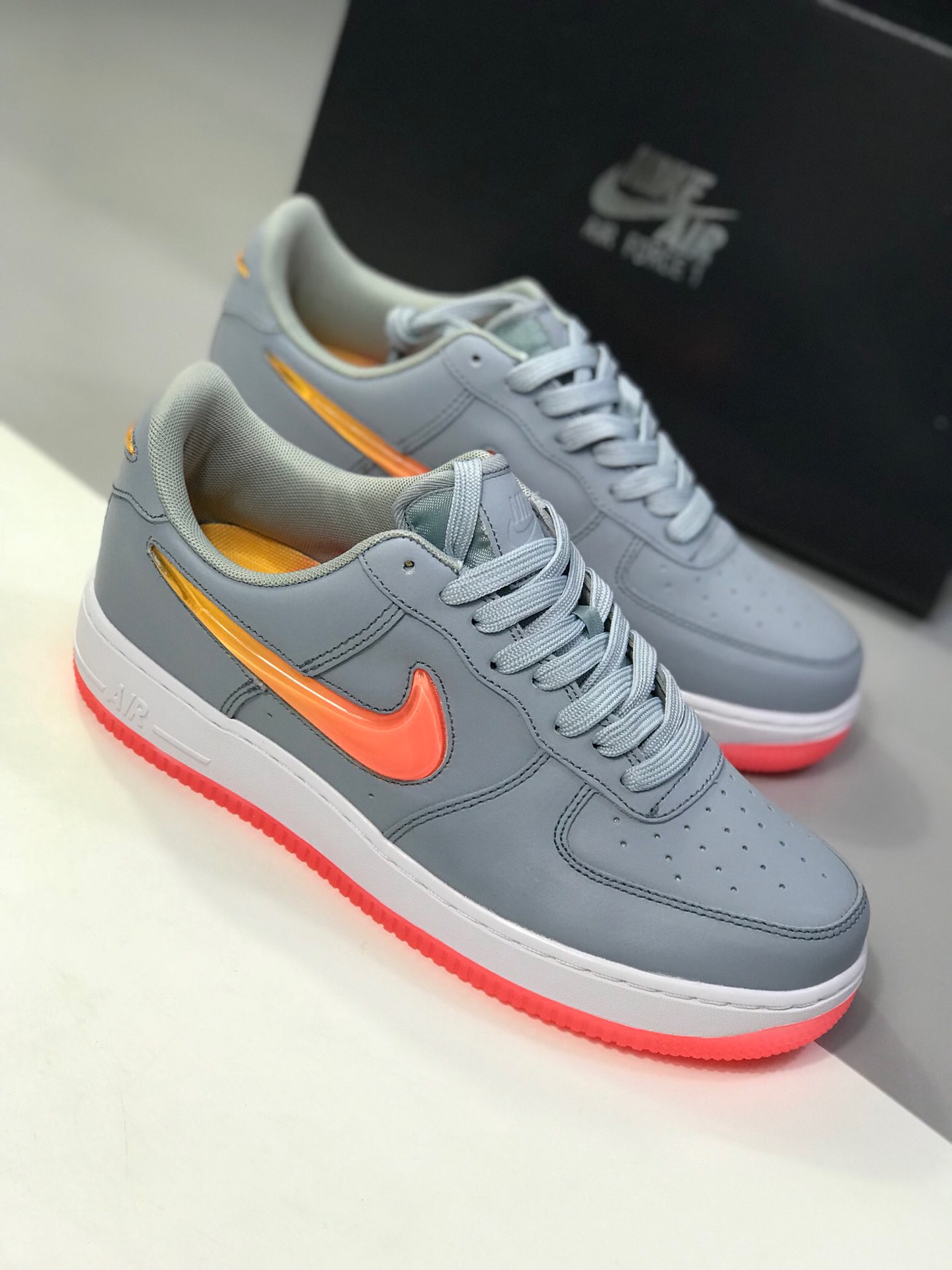 150。 原价：190新版本纯原勾。头层空军果冻NIKE AIR FORCE 1 AF1 空军一号果冻男子低帮板鞋 AH6827-100