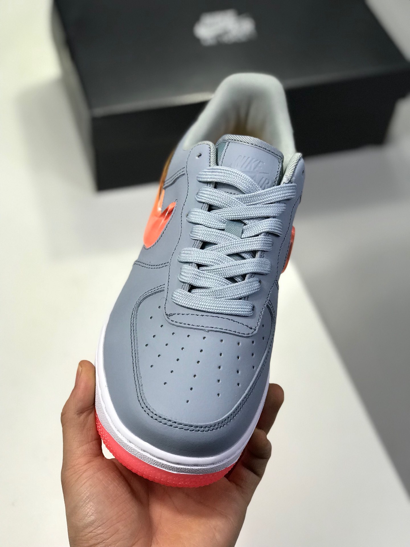 150。 原价：190新版本纯原勾。头层空军果冻NIKE AIR FORCE 1 AF1 空军一号果冻男子低帮板鞋 AH6827-100