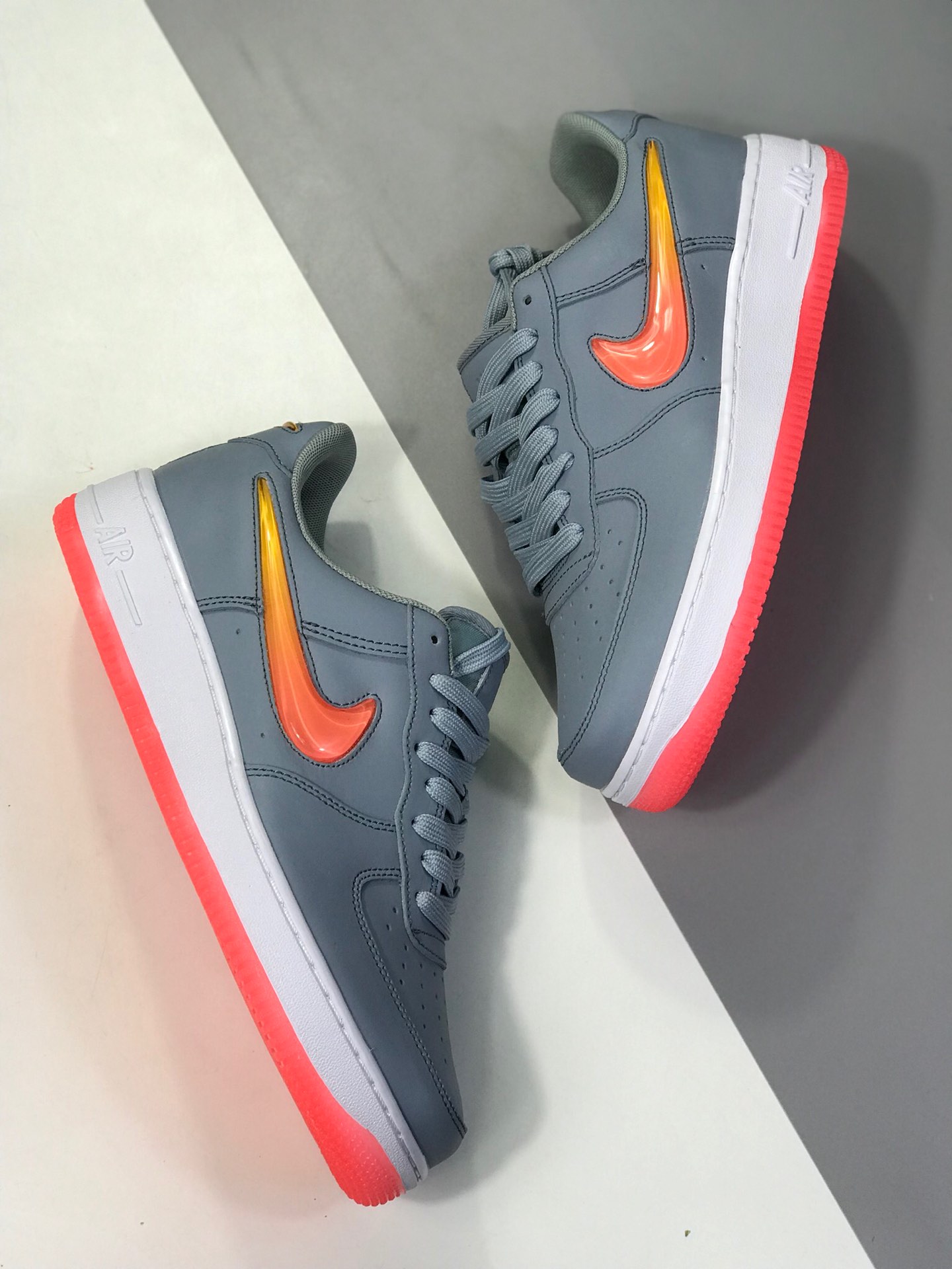 150。 原价：190新版本纯原勾。头层空军果冻NIKE AIR FORCE 1 AF1 空军一号果冻男子低帮板鞋 AH6827-100