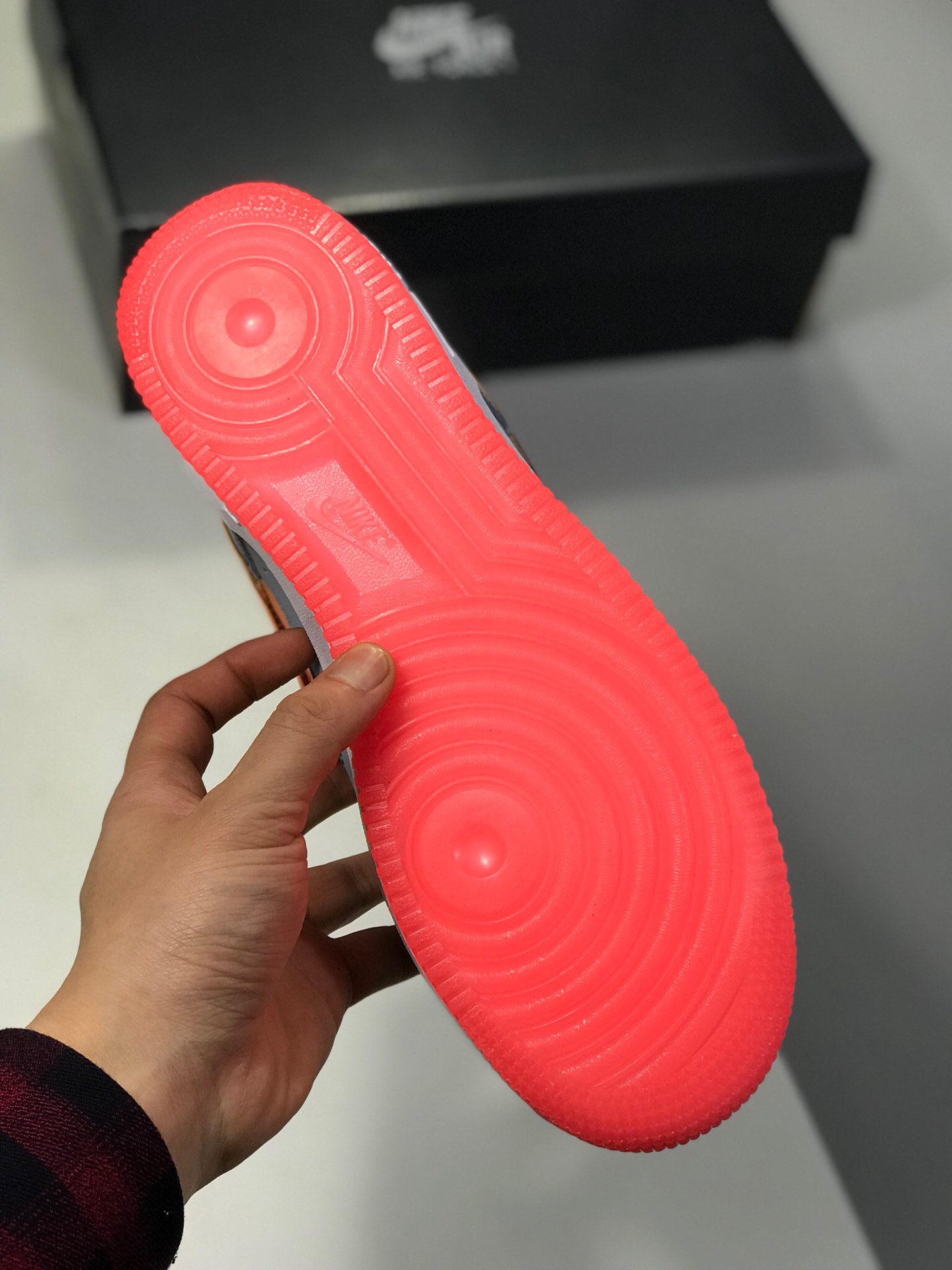 150。 原价：190新版本纯原勾。头层空军果冻NIKE AIR FORCE 1 AF1 空军一号果冻男子低帮板鞋 AH6827-100