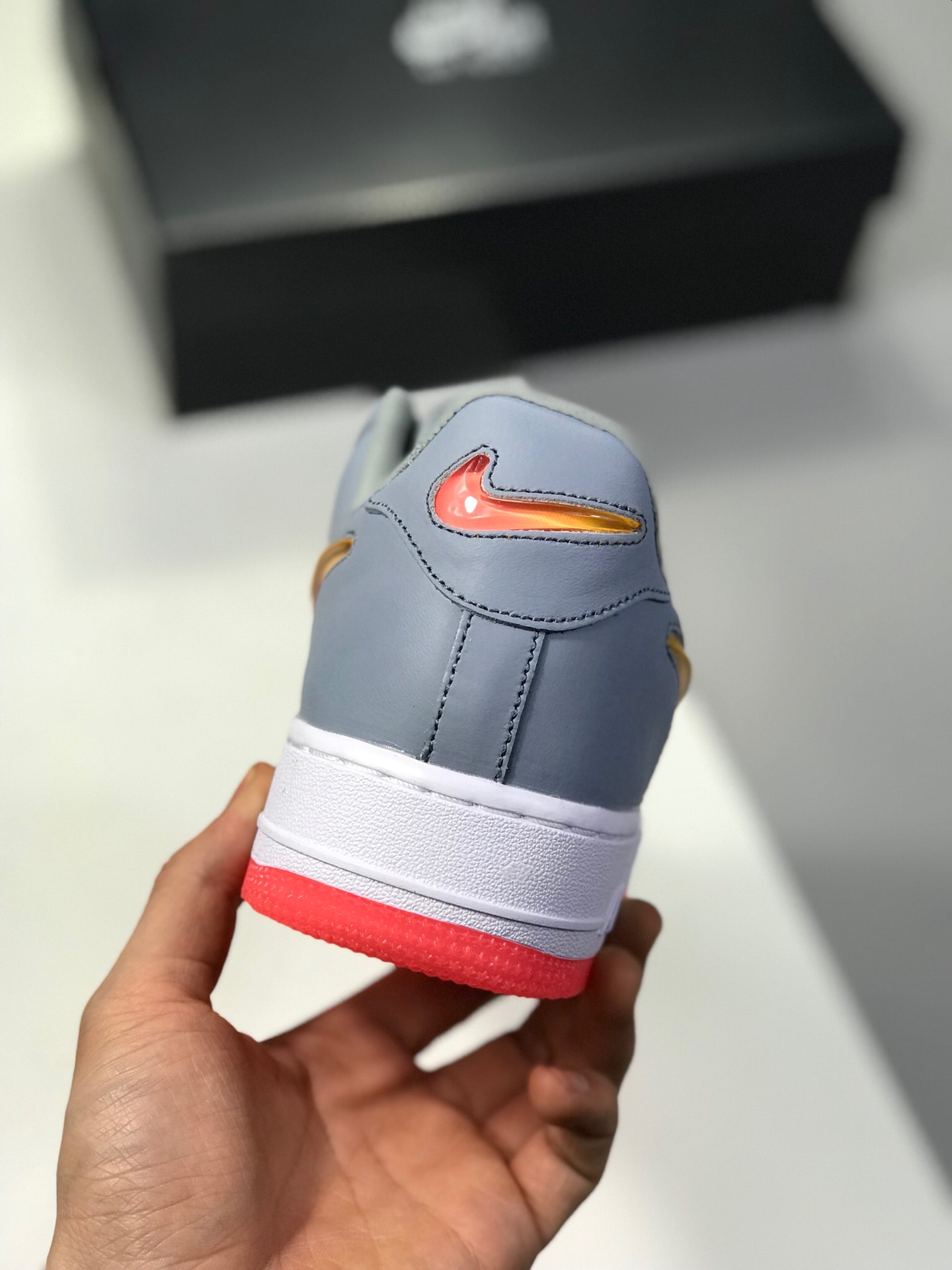 150。 原价：190新版本纯原勾。头层空军果冻NIKE AIR FORCE 1 AF1 空军一号果冻男子低帮板鞋 AH6827-100