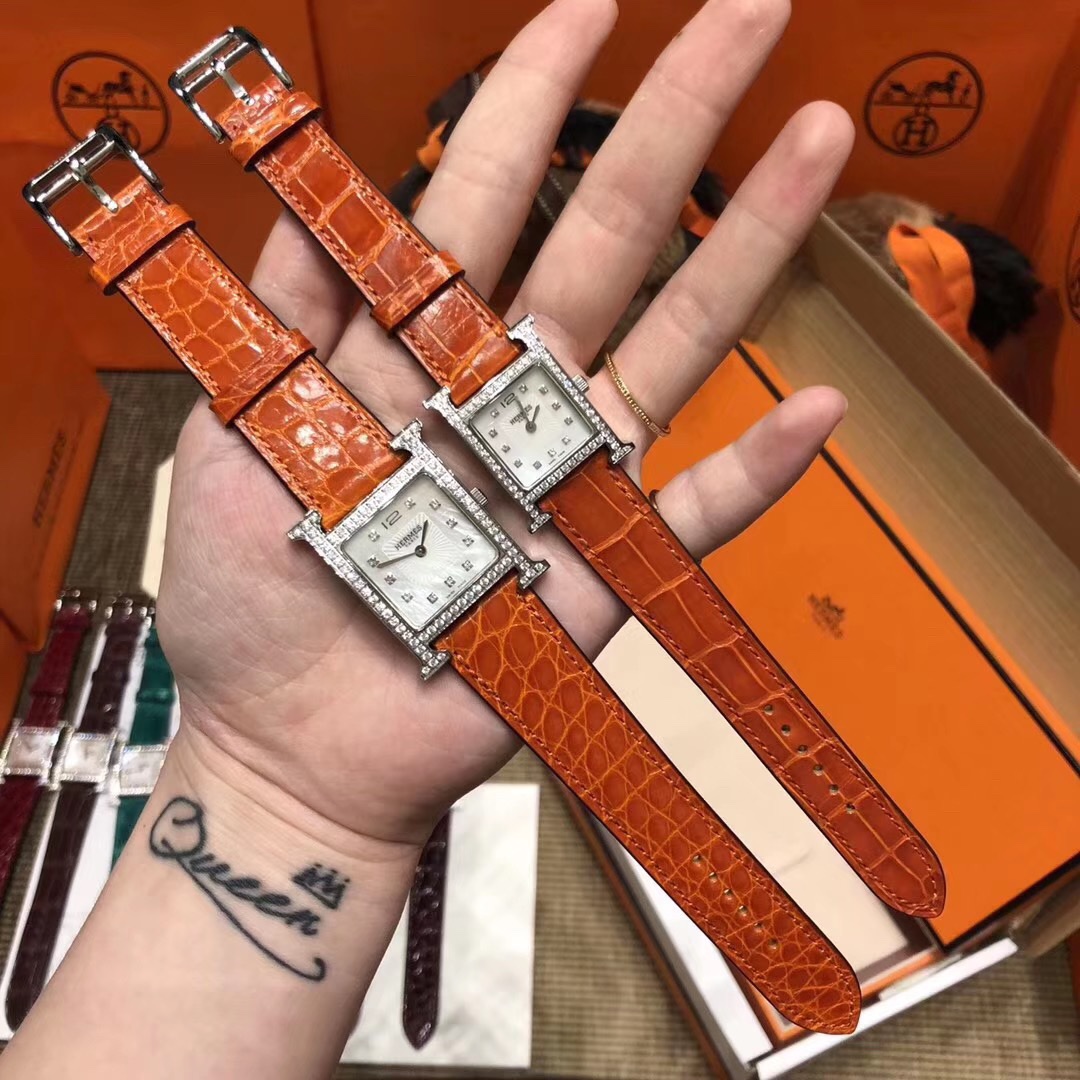 Hermès 爱马仕Hermes鳄鱼皮H系列配 全套装柜礼盒包装 送礼最佳选择 针打发票hermes女表系列 最 百搭王丰富的颜色选择 女表是hermes配货商品中的热门啊 配货品质 不惜一切成本打造全网 匠心之作 值得你拥有