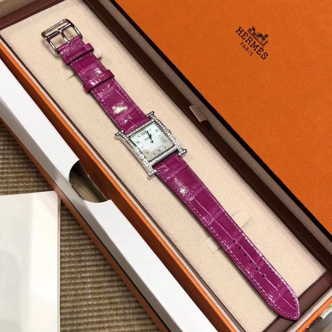 Hermès 爱马仕Hermes鳄鱼皮H系列配 全套装柜礼盒包装 送礼最佳选择 针打发票hermes女表系列 最 百搭王丰富的颜色选择 女表是hermes配货商品中的热门啊 配货品质 不惜一切成本打造全网 匠心之作 值得你拥有
