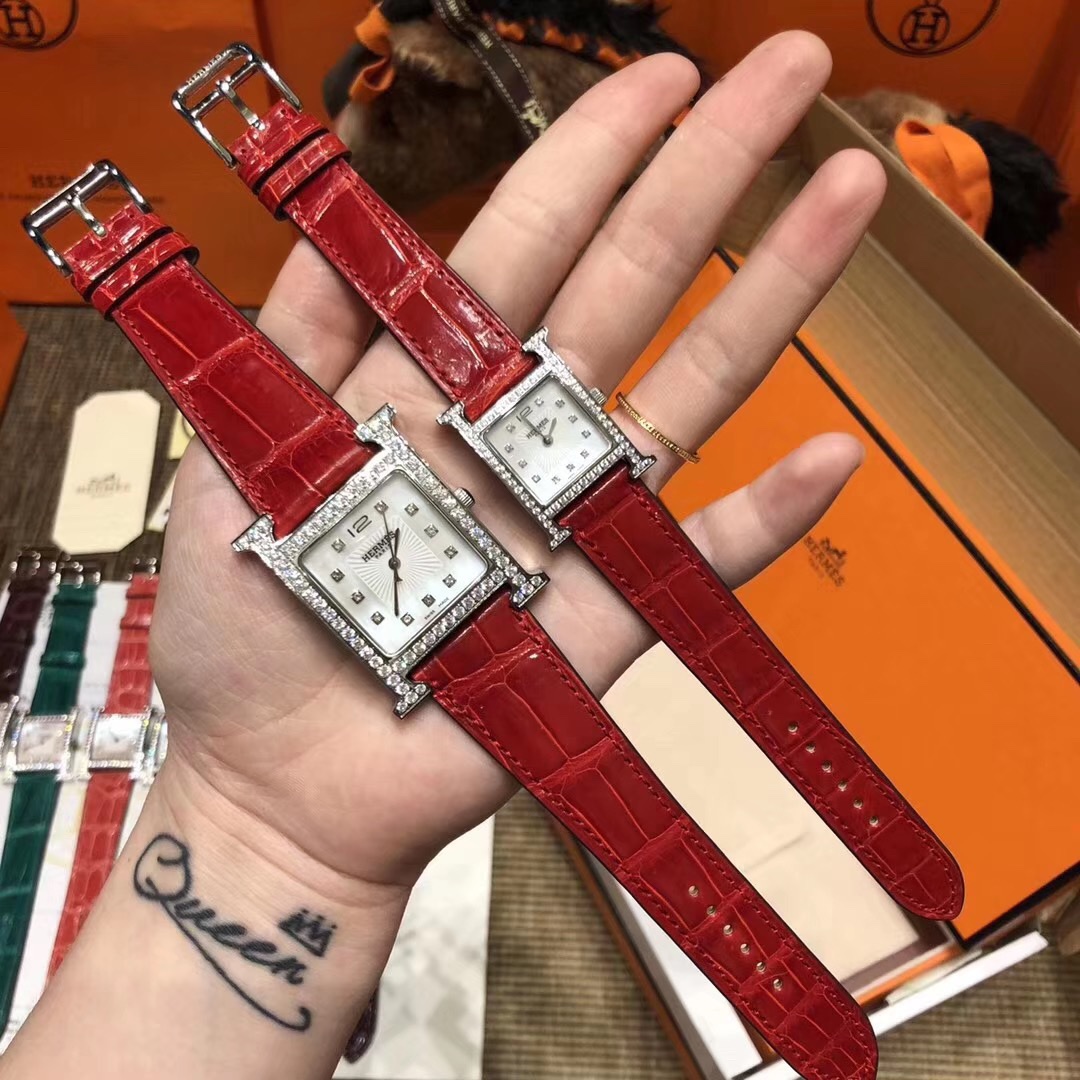 Hermès 爱马仕Hermes鳄鱼皮H系列配 全套装柜礼盒包装 送礼最佳选择 针打发票hermes女表系列 最 百搭王丰富的颜色选择 女表是hermes配货商品中的热门啊 配货品质 不惜一切成本打造全网 匠心之作 值得你拥有