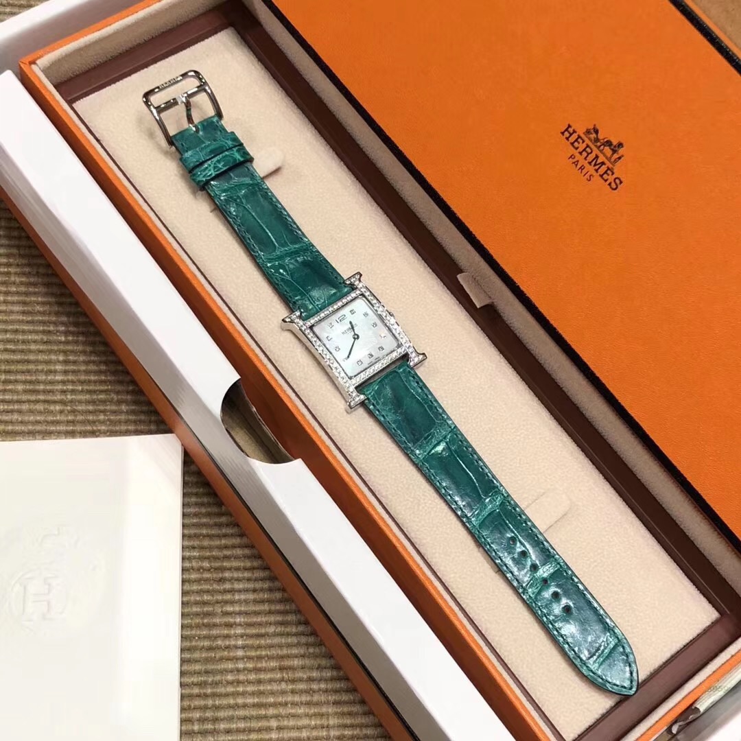Hermès 爱马仕Hermes鳄鱼皮H系列配 全套装柜礼盒包装 送礼最佳选择 针打发票hermes女表系列 最 百搭王丰富的颜色选择 女表是hermes配货商品中的热门啊 配货品质 不惜一切成本打造全网 匠心之作 值得你拥有