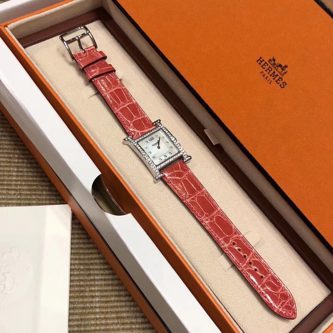 Hermès 爱马仕Hermes鳄鱼皮H系列配 全套装柜礼盒包装 送礼最佳选择 针打发票hermes女表系列 最 百搭王丰富的颜色选择 女表是hermes配货商品中的热门啊 配货品质 不惜一切成本打造全网 匠心之作 值得你拥有