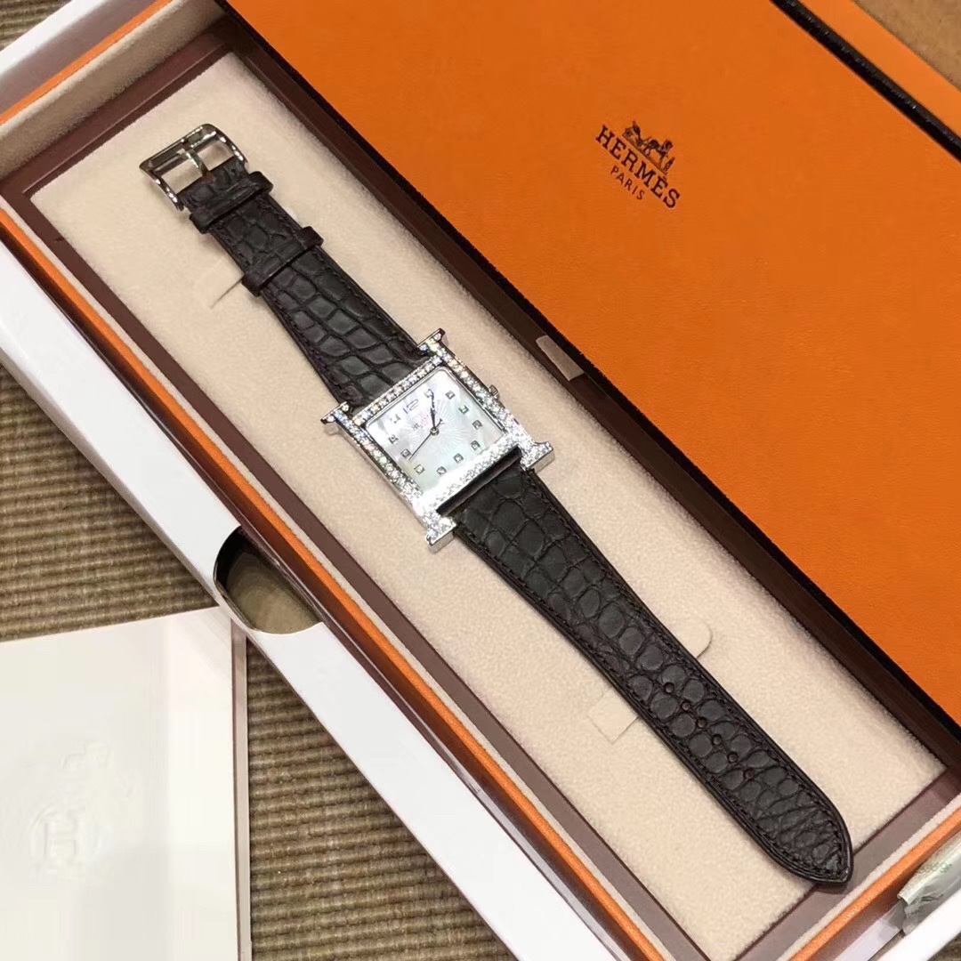 Hermès 爱马仕Hermes鳄鱼皮H系列配 全套装柜礼盒包装 送礼最佳选择 针打发票hermes女表系列 最 百搭王丰富的颜色选择 女表是hermes配货商品中的热门啊 配货品质 不惜一切成本打造全网 匠心之作 值得你拥有