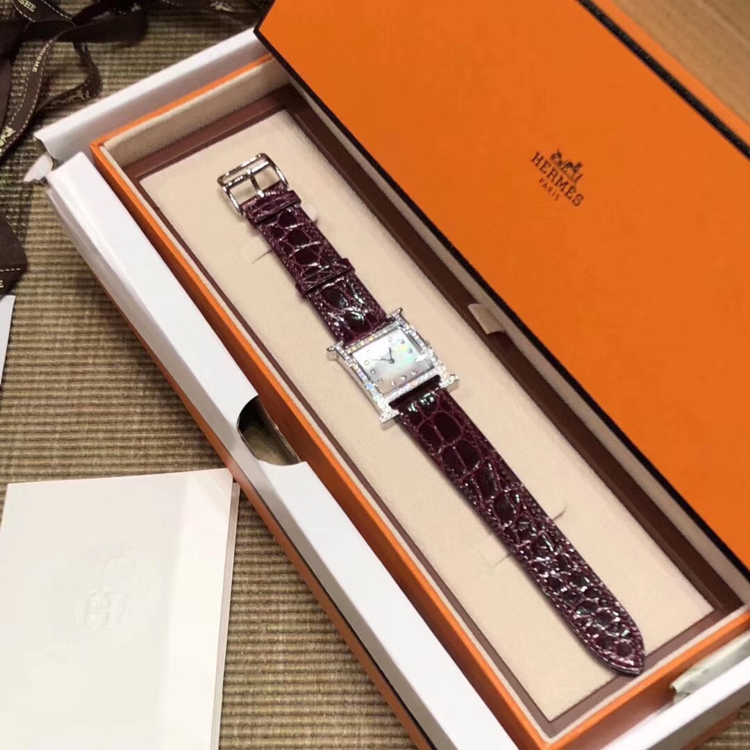 Hermès 爱马仕Hermes鳄鱼皮H系列配 全套装柜礼盒包装 送礼最佳选择 针打发票hermes女表系列 最 百搭王丰富的颜色选择 女表是hermes配货商品中的热门啊 配货品质 不惜一切成本打造全网 匠心之作 值得你拥有