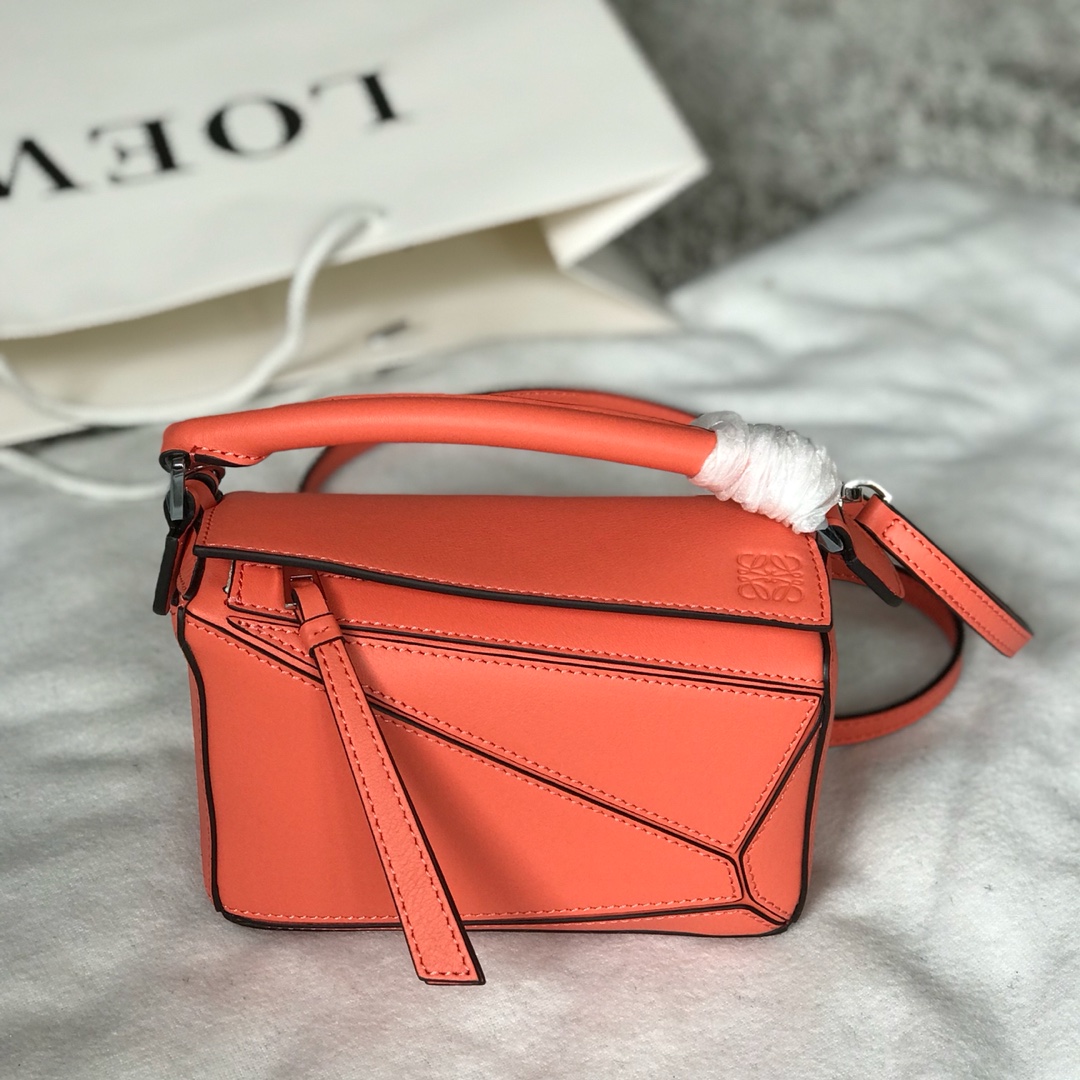 I ❤️ Loewe Christmas 🎄 Star Edition Model: 8688868 Classic Black Crazy Grass Mini Puzzle Bag, adored by countless goddesses for its beautiful colors. ❤️ Mini size: 18*12.5*8cm. The bag itself is almost weightless, incredibly practical for carrying your phone, wallet, lipstick, and powder, without feeling burdensome. Start a carefree and joyful life effortlessly. (Compatible with XS, Plus, and other models you care about.) ❤️ Genuine exclusive unpacking customization, high-end exclusive private customization hardware, imported calf leather, German-imported Saffiano thread, imported YKK zipper, ZP craftsmanship, allowing you to enjoy top-quality luxury! image 1