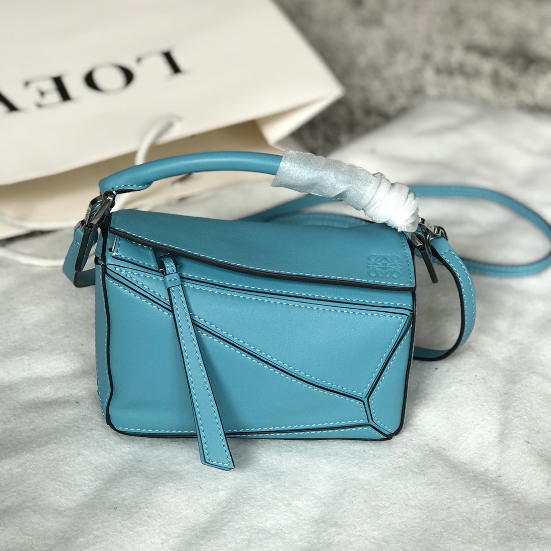 I ❤️ Loewe Christmas 🎄 Star Edition Model: 8688868 Classic Black Crazy Grass Mini Puzzle Bag, adored by countless goddesses for its beautiful colors. ❤️ Mini size: 18*12.5*8cm. The bag itself is almost weightless, incredibly practical for carrying your phone, wallet, lipstick, and powder, without feeling burdensome. Start a carefree and joyful life effortlessly. (Compatible with XS, Plus, and other models you care about.) ❤️ Genuine exclusive unpacking customization, high-end exclusive private customization hardware, imported calf leather, German-imported Saffiano thread, imported YKK zipper, ZP craftsmanship, allowing you to enjoy top-quality luxury! image 1