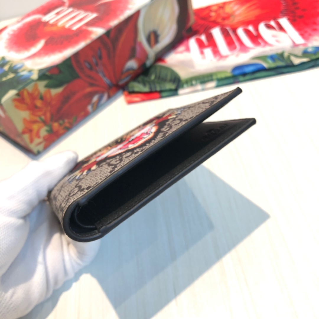 官网同步💋G家丝印图案短夹系列，采用GG高级人造革精制而成，材料可分解，时尚之选。款号：.尺寸：11×9