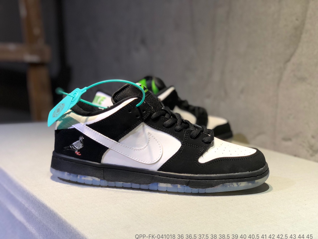 120 <br />福利特价   真标半码 Nike Dunk SB x Staple 联名 黑白熊猫鸽子板鞋 QPP-FK-041018 <br />尺码：36 36.5 37.5 38 38.5 39 40 40.5 41 42 42.5 43 44 45