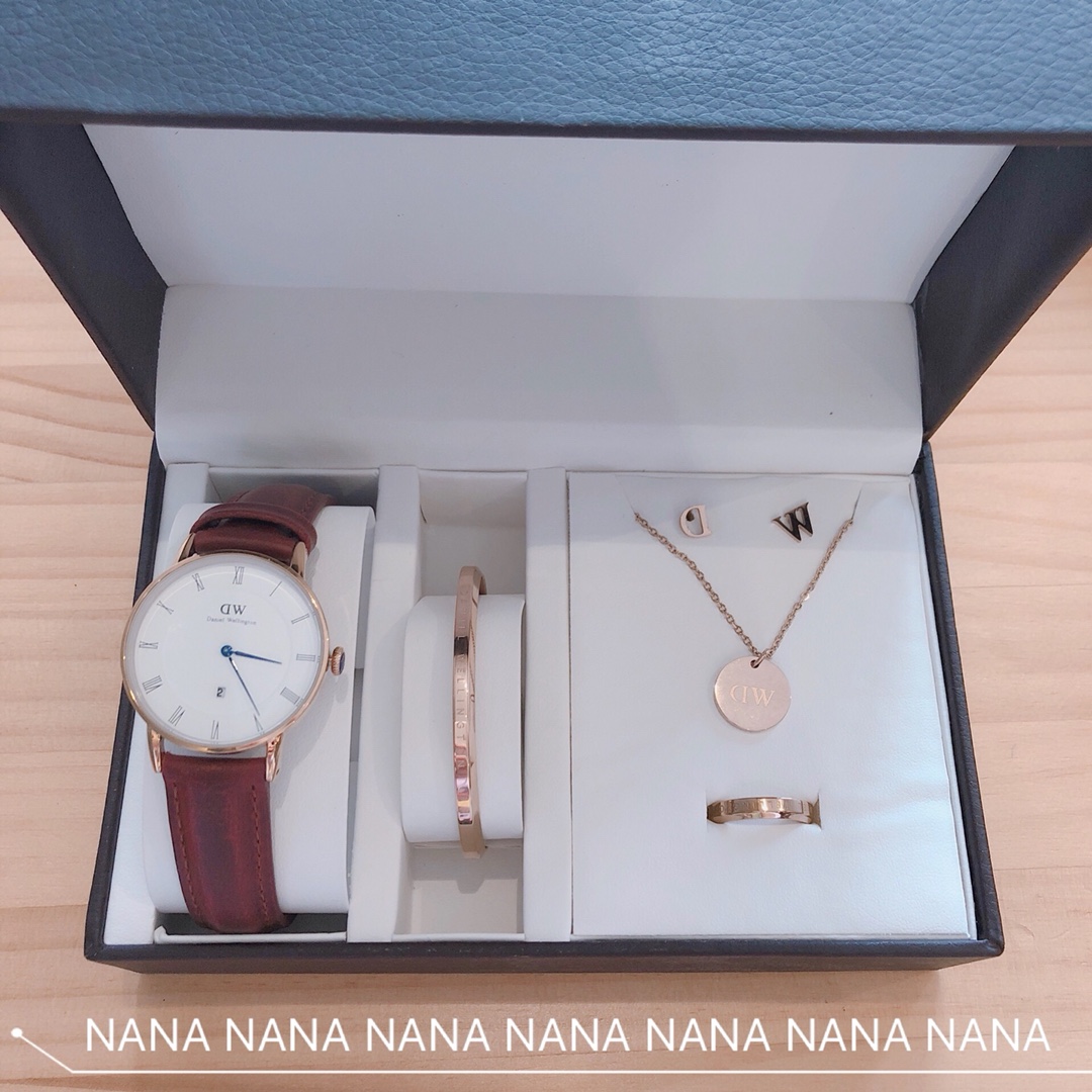 I5   重磅推出高端定制  丹尼尔惠灵顿 Daniel Wellington classic 五件套 璀璨人生旅程 丹尼尔惠灵顿 Daniel Wellington   DW经典之作 完美地诠释了无可挑剔的迷人风格套装包括：丹尼尔惠灵顿 Daniel Wellington   DW高端石英手表 丹尼尔惠灵顿 Daniel Wellington   DW手镯＋耳钉＋戒指＋丹尼尔惠灵顿 Daniel Wellington   DW圆形项链全套礼盒包装