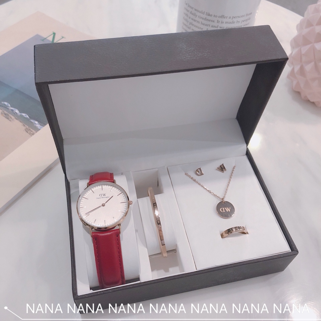 I5   套装 重磅推出高端定制  丹尼尔惠灵顿 Daniel Wellington classic 五件套 璀璨人生旅程 丹尼尔惠灵顿 Daniel Wellington   DW经典之作 完美地诠释了无可挑剔的迷人风格套装包括：丹尼尔惠灵顿 Daniel Wellington   DW高端石英手表 丹尼尔惠灵顿 Daniel Wellington   DW手镯＋耳钉＋戒指＋丹尼尔惠灵顿 Daniel Wellington   DW圆形项链全套礼盒包装”},”title”:”套装 重磅推出高端定制  丹尼尔惠灵顿 Daniel Wellington classic 五件套 璀璨人生旅程 丹尼尔惠灵顿 Daniel Wellington   DW经典之作 完美地诠释了无可挑剔的迷人风格套装包括：丹尼尔惠灵顿 Daniel Wellington   DW高端石英手表 丹尼尔惠灵顿 Daniel Wellington   DW手镯＋耳钉＋戒指＋丹尼尔惠灵顿 Daniel Wellington   DW圆形项链全套礼盒包装
