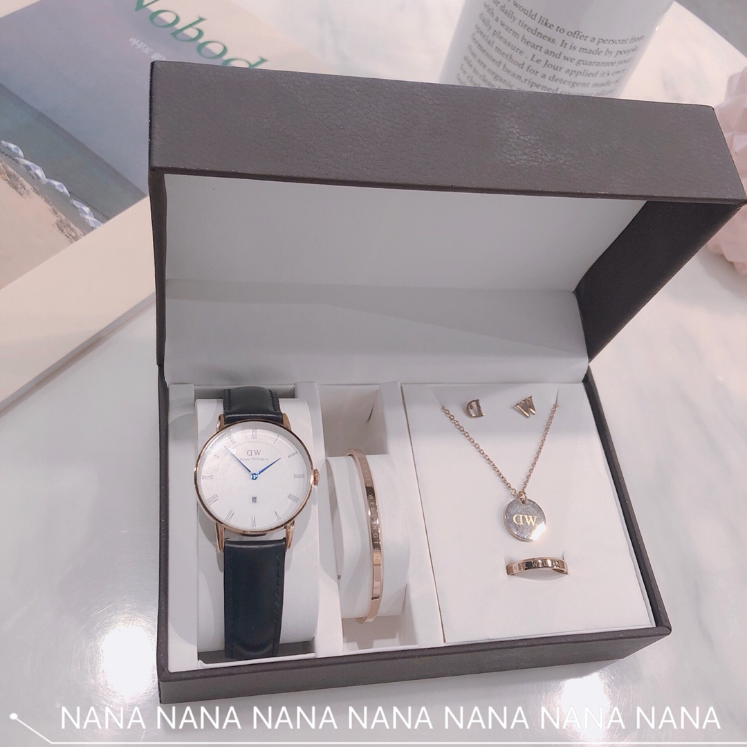 I5   套装 重磅推出高端定制  丹尼尔惠灵顿 Daniel Wellington classic 五件套 璀璨人生旅程 丹尼尔惠灵顿 Daniel Wellington   DW经典之作 完美地诠释了无可挑剔的迷人风格套装包括：丹尼尔惠灵顿 Daniel Wellington   DW高端石英手表 丹尼尔惠灵顿 Daniel Wellington   DW手镯＋耳钉＋戒指＋丹尼尔惠灵顿 Daniel Wellington   DW圆形项链全套礼盒包装