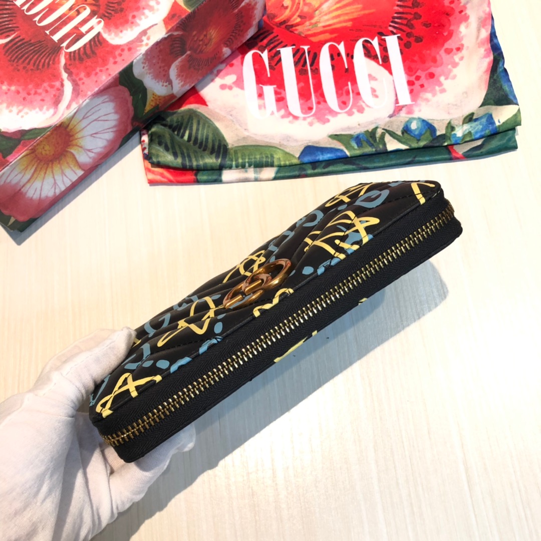GG marmont拉链包🙀采用绗缝进口小牛皮打造👏🏻配以人形纹设计😍背面配以GG标志👏🏻复古金色金属配