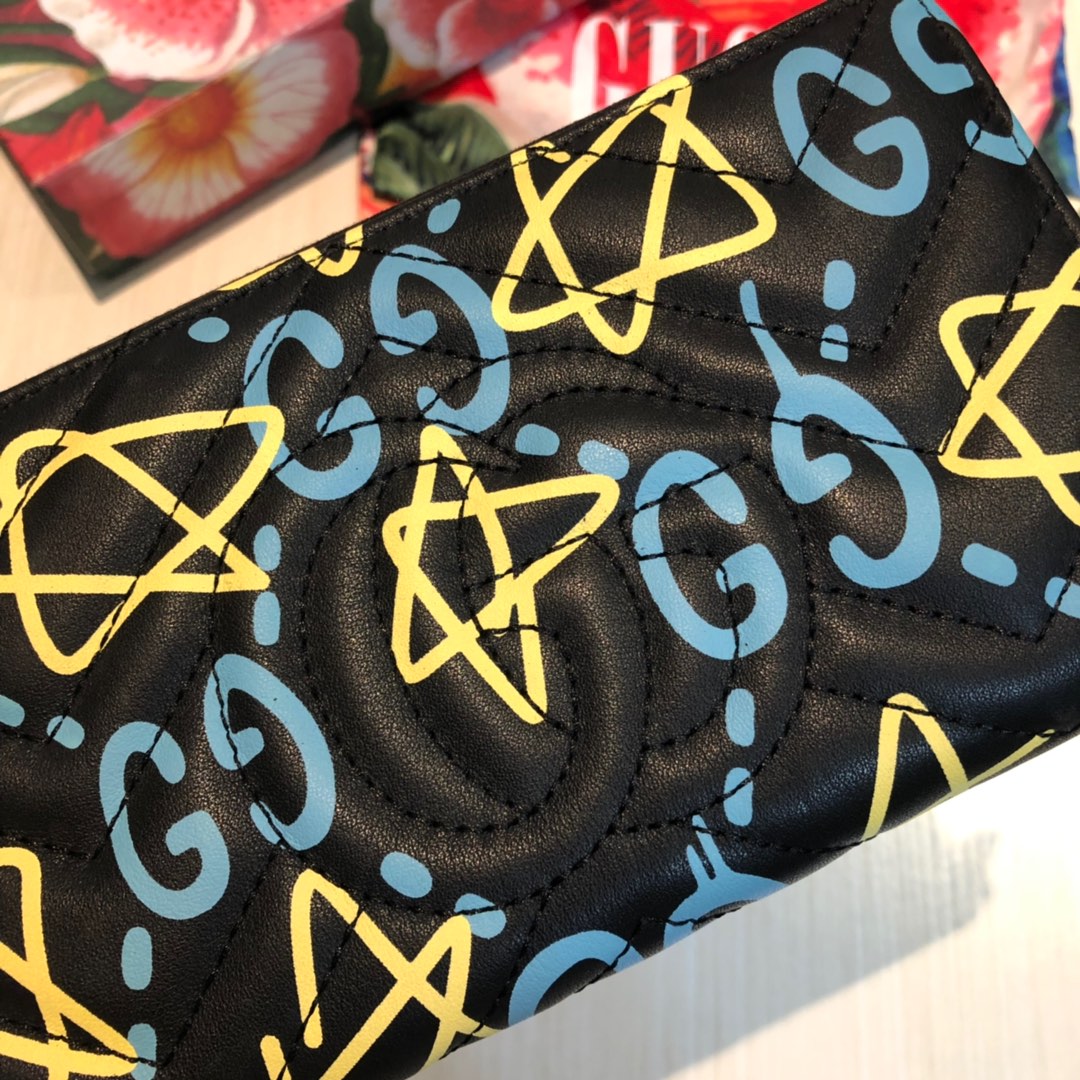 GG marmont拉链包🙀采用绗缝进口小牛皮打造👏🏻配以人形纹设计😍背面配以GG标志👏🏻复古金色金属配