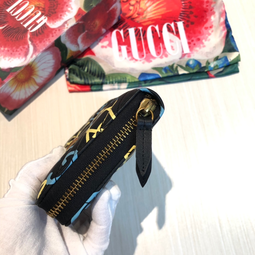 GG marmont拉链包🙀采用绗缝进口小牛皮打造👏🏻配以人形纹设计😍背面配以GG标志👏🏻复古金色金属配