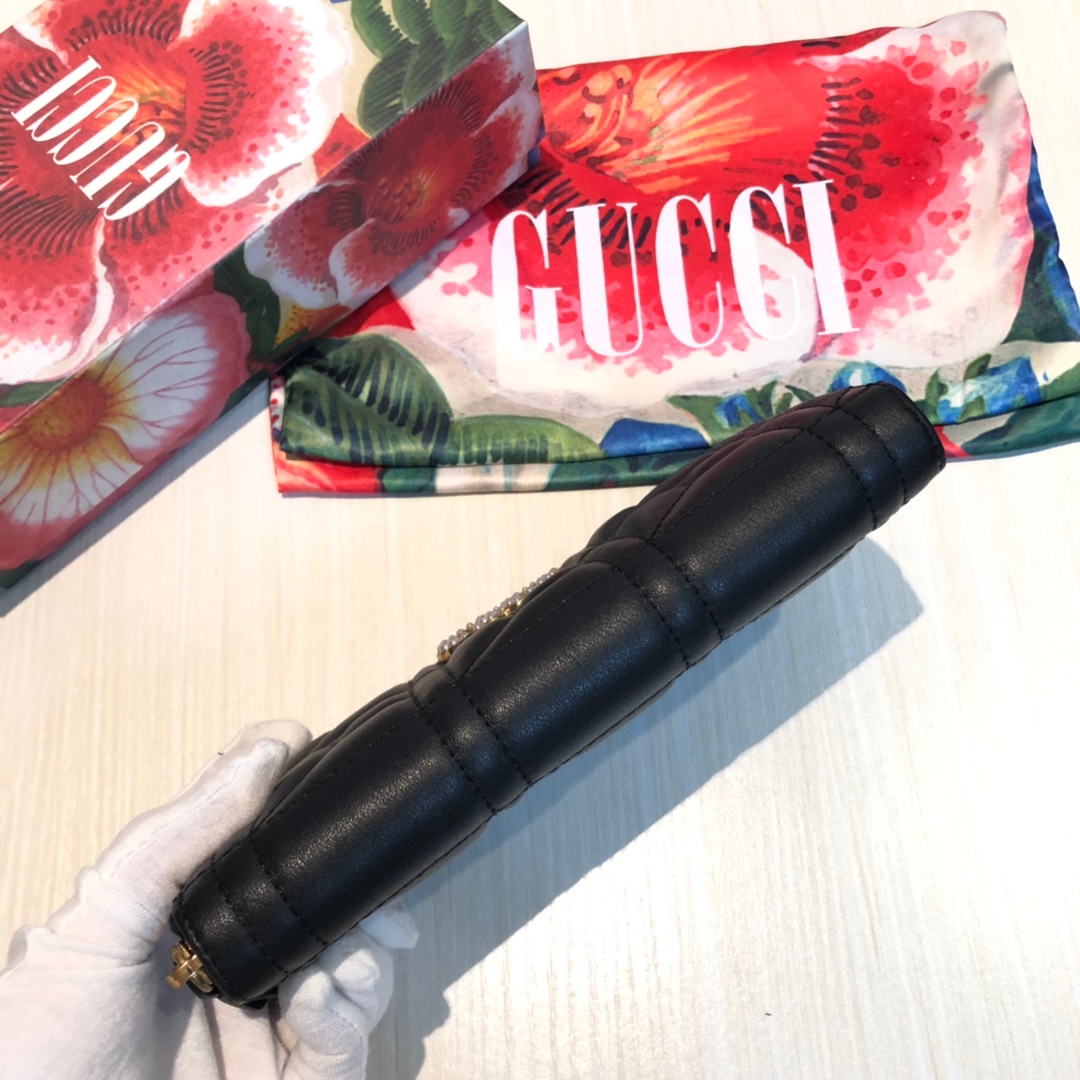 GG marmont拉链包🙀采用绗缝进口小牛皮打造👏🏻配以人形纹设计😍背面配以GG标志👏🏻复古金色金属配