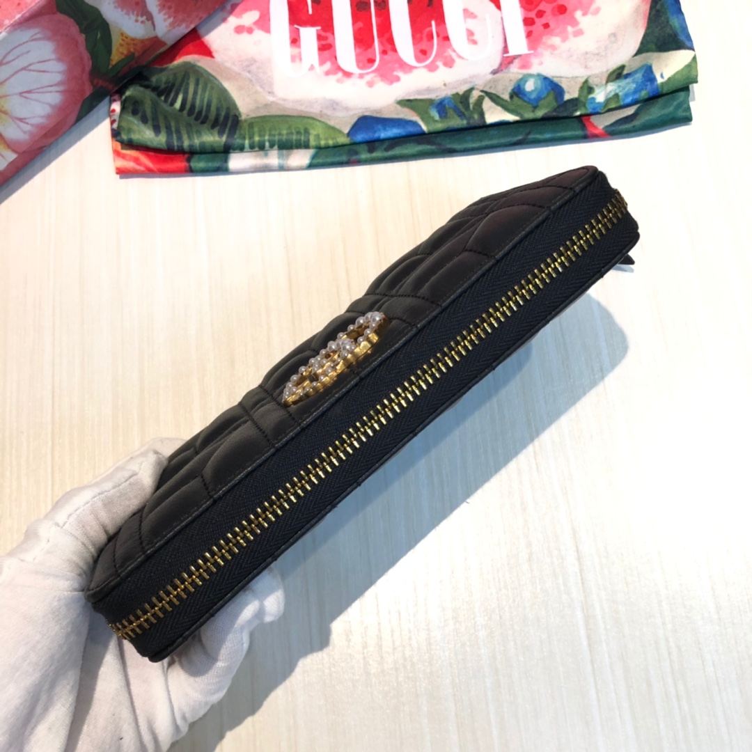 GG marmont拉链包🙀采用绗缝进口小牛皮打造👏🏻配以人形纹设计😍背面配以GG标志👏🏻复古金色金属配