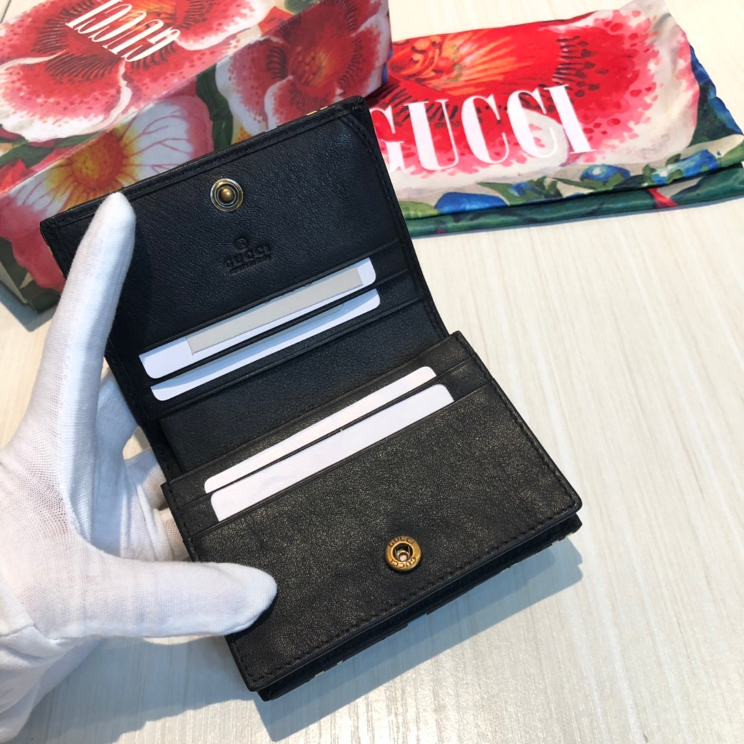 GG marmont小卡包🙀采用绗缝进口小牛皮打造👏🏻配以人形纹设计😍背面配以GG标志👏🏻复古金色金属配
