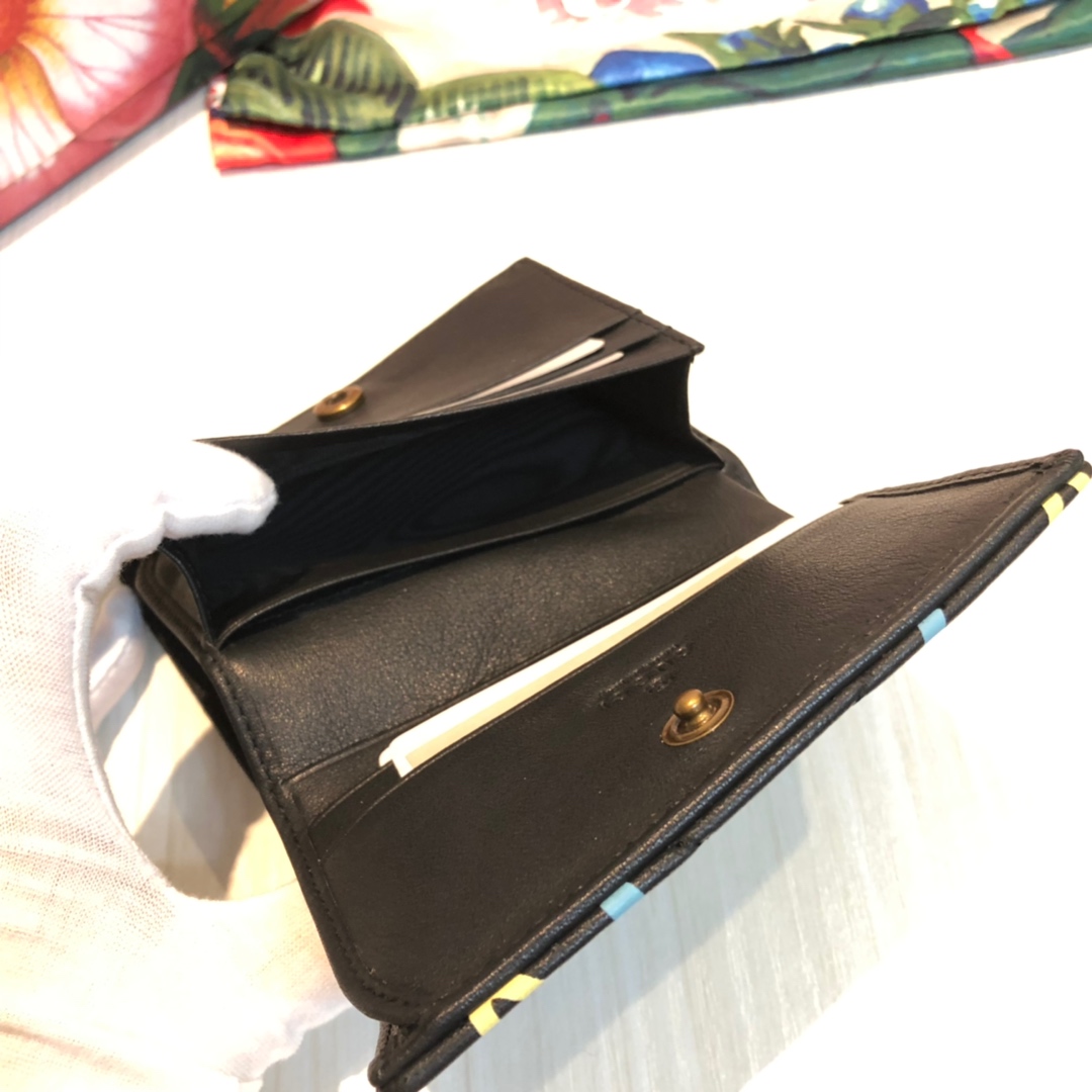 GG marmont小卡包🙀采用绗缝进口小牛皮打造👏🏻配以人形纹设计😍背面配以GG标志👏🏻复古金色金属配