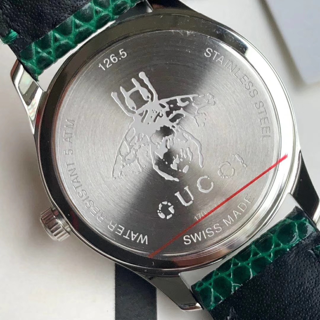 Gucci Gucci 最新小蜜蜂石英女表 搭配interlocking G表冠 天然贝母的表盘