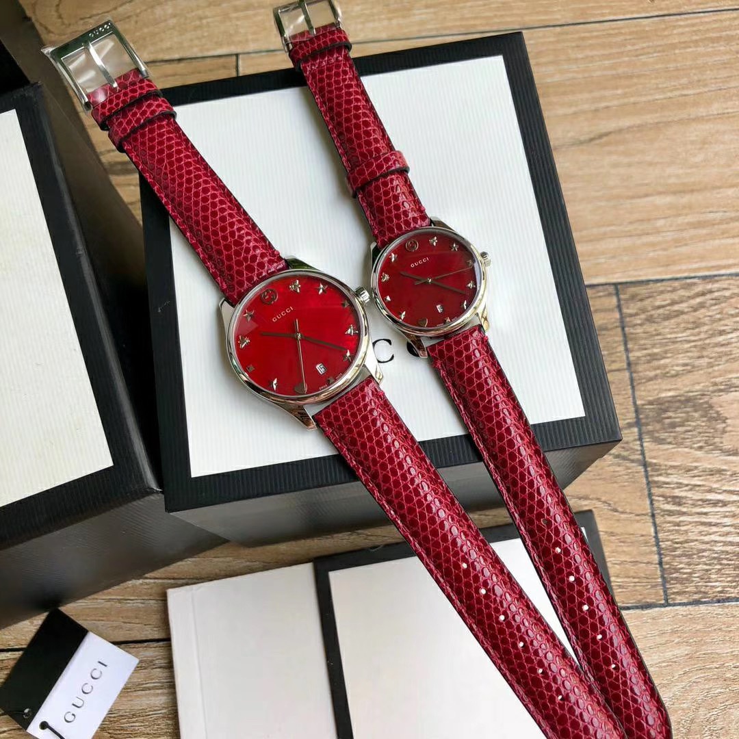 Gucci Gucci 最新小蜜蜂石英女表 搭配interlocking G表冠 天然贝母的表盘