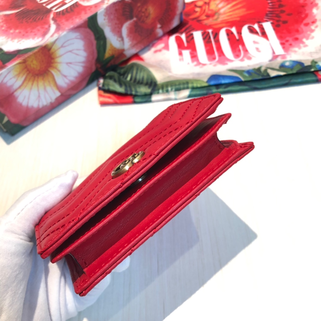 GG marmont小卡包🙀采用绗缝进口小牛皮打造👏🏻配以人形纹设计😍背面配以GG标志👏🏻复古金色金属配