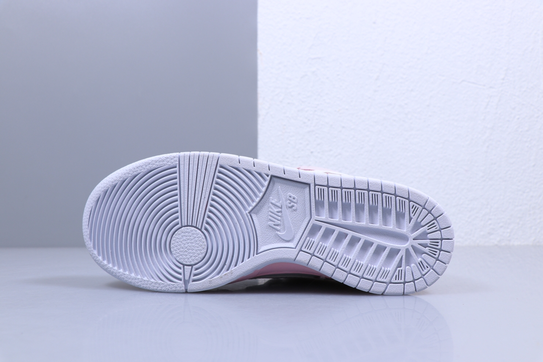 200<br />女鞋！联名耐克新品休闲运动滑板鞋NIKE DUNK SB “Pigeon” 鸽子配色！整体造型以粉色装扮为主基调，内置蜂窝Zoom气垫 ，搭配醒目的白色大底示人，熟悉的鸽子刺绣图案依旧呈现于后跟，辨识度极高。“白粉鸽子” BV1310-012 <br />尺码：36 36.5 37.5 38 38.5 39 40