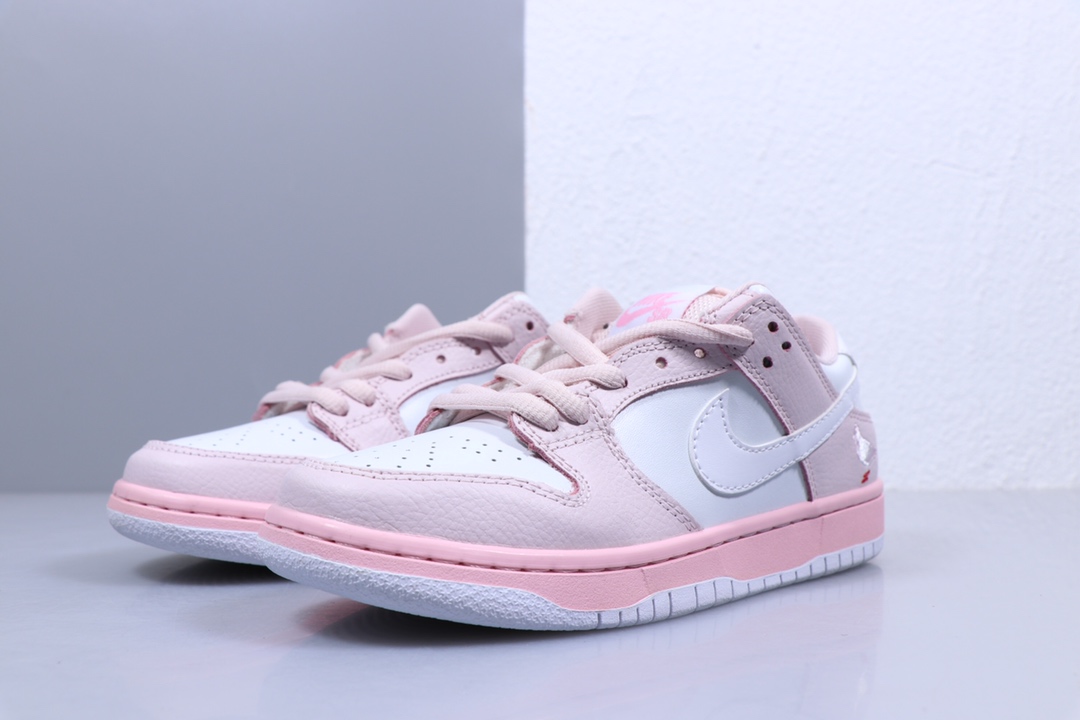 200<br />女鞋！联名耐克新品休闲运动滑板鞋NIKE DUNK SB “Pigeon” 鸽子配色！整体造型以粉色装扮为主基调，内置蜂窝Zoom气垫 ，搭配醒目的白色大底示人，熟悉的鸽子刺绣图案依旧呈现于后跟，辨识度极高。“白粉鸽子” BV1310-012 <br />尺码：36 36.5 37.5 38 38.5 39 40