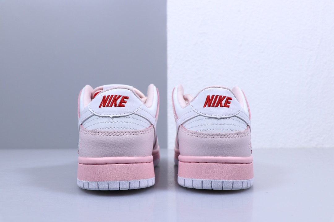 200<br />女鞋！联名耐克新品休闲运动滑板鞋NIKE DUNK SB “Pigeon” 鸽子配色！整体造型以粉色装扮为主基调，内置蜂窝Zoom气垫 ，搭配醒目的白色大底示人，熟悉的鸽子刺绣图案依旧呈现于后跟，辨识度极高。“白粉鸽子” BV1310-012 <br />尺码：36 36.5 37.5 38 38.5 39 40