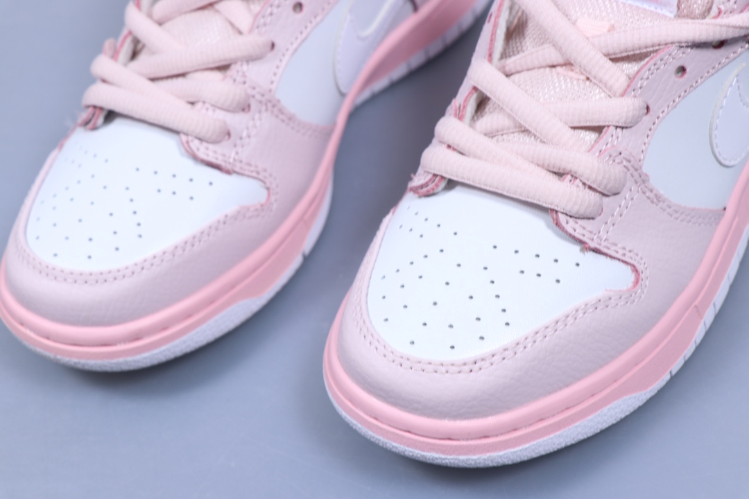 200<br />女鞋！联名耐克新品休闲运动滑板鞋NIKE DUNK SB “Pigeon” 鸽子配色！整体造型以粉色装扮为主基调，内置蜂窝Zoom气垫 ，搭配醒目的白色大底示人，熟悉的鸽子刺绣图案依旧呈现于后跟，辨识度极高。“白粉鸽子” BV1310-012 <br />尺码：36 36.5 37.5 38 38.5 39 40