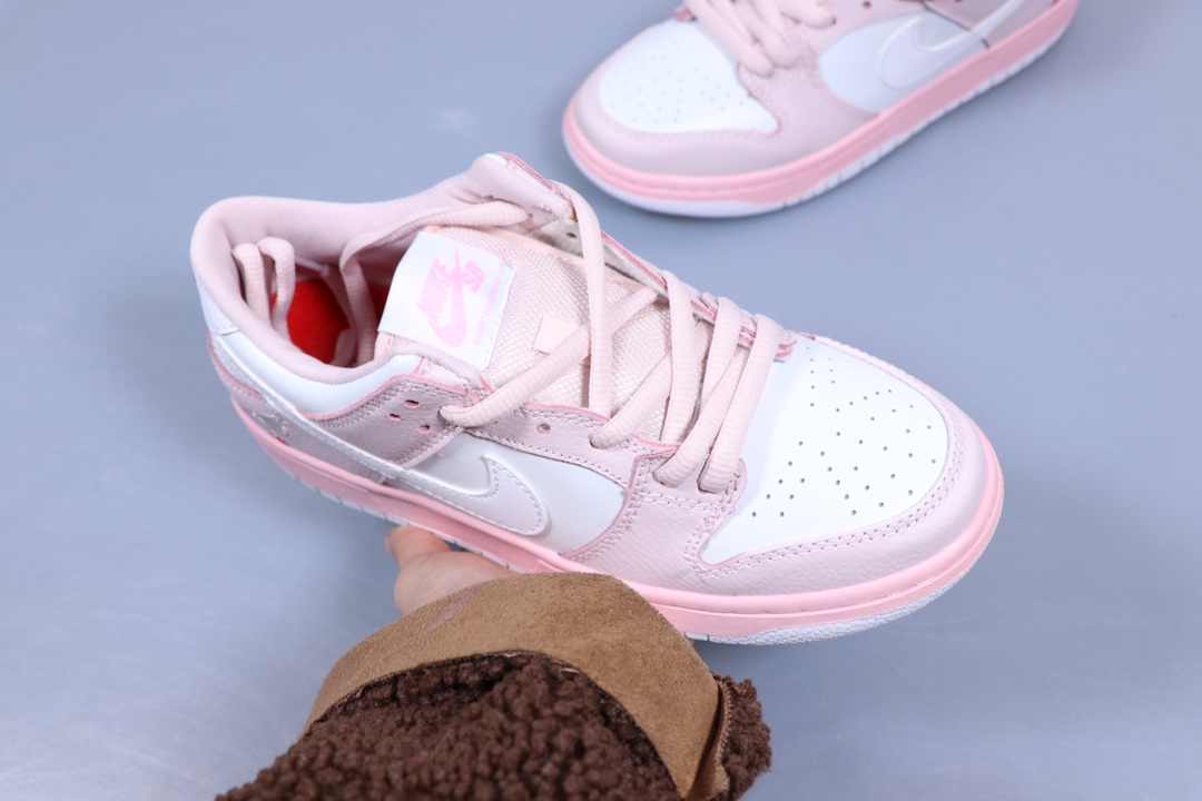 200<br />女鞋！联名耐克新品休闲运动滑板鞋NIKE DUNK SB “Pigeon” 鸽子配色！整体造型以粉色装扮为主基调，内置蜂窝Zoom气垫 ，搭配醒目的白色大底示人，熟悉的鸽子刺绣图案依旧呈现于后跟，辨识度极高。“白粉鸽子” BV1310-012 <br />尺码：36 36.5 37.5 38 38.5 39 40