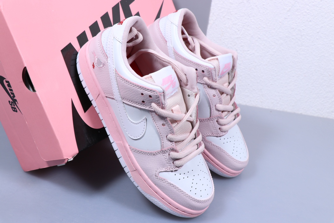 200<br />女鞋！联名耐克新品休闲运动滑板鞋NIKE DUNK SB “Pigeon” 鸽子配色！整体造型以粉色装扮为主基调，内置蜂窝Zoom气垫 ，搭配醒目的白色大底示人，熟悉的鸽子刺绣图案依旧呈现于后跟，辨识度极高。“白粉鸽子” BV1310-012 <br />尺码：36 36.5 37.5 38 38.5 39 40